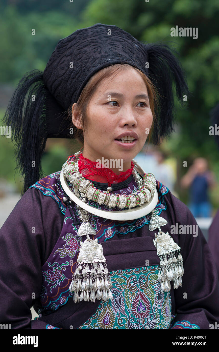 Die Frauen, die ethnischen Minderheiten angehören, Silber Schmuck Besucher Grüße mit Lied, Hsui ethnische Minderheit Dorf Wasser Blume, Libo, Provinz Quizhou, China Stockfoto