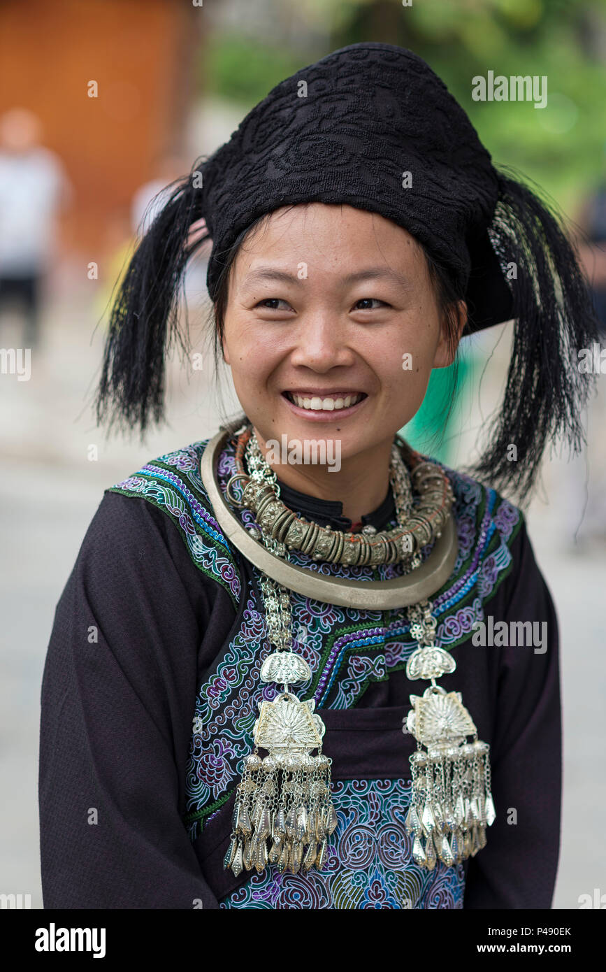 Ethnische Minderheit Frau in Silber Schmuck grüßt Besucher Hsui ethnische Minderheit Dorf Wasser Blume, Libo, Provinz Quizhou, China Stockfoto