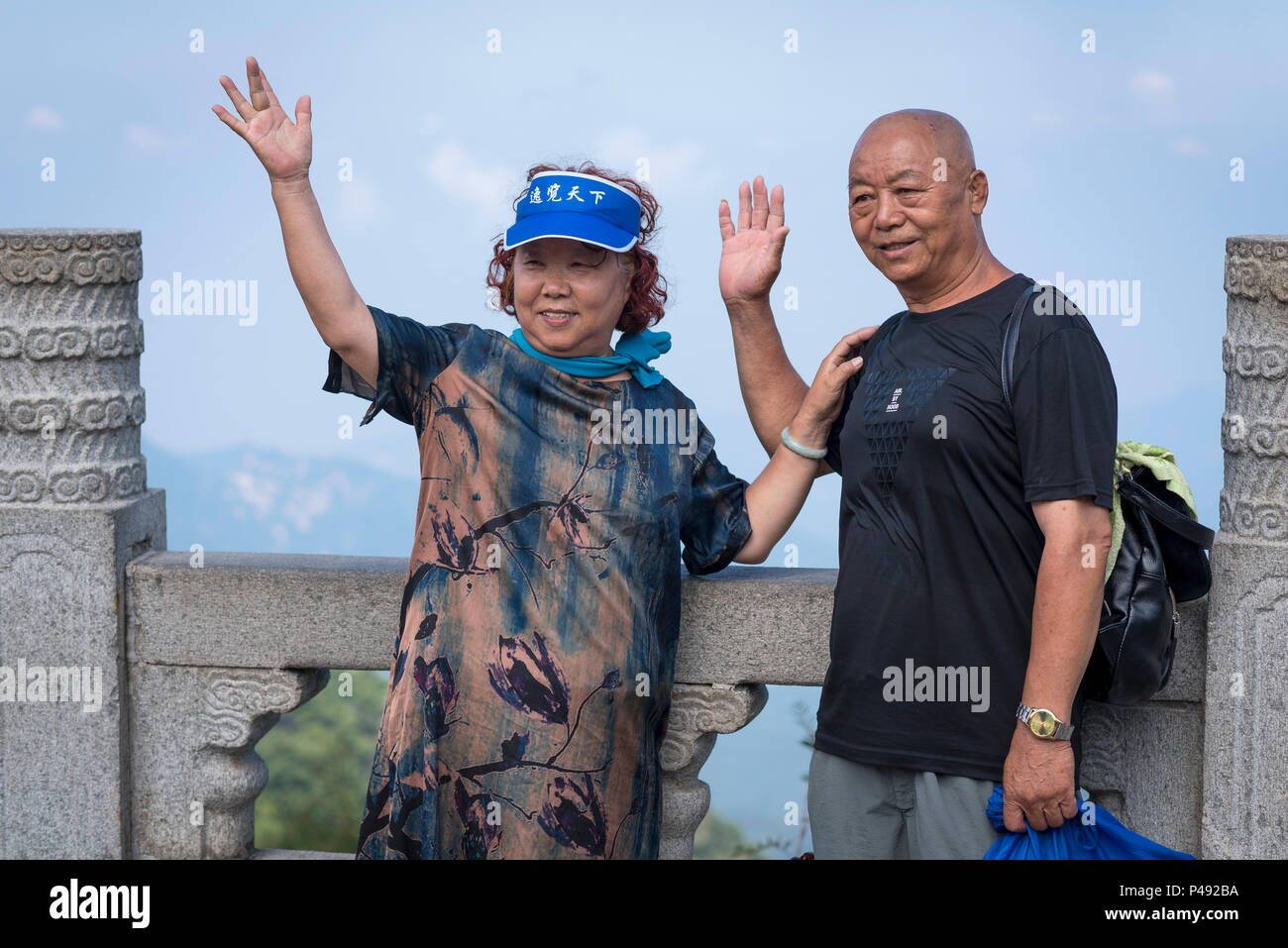 Touristen posieren für Fotos auf dem Berg Tai, Taian, Shandong Province, China Stockfoto