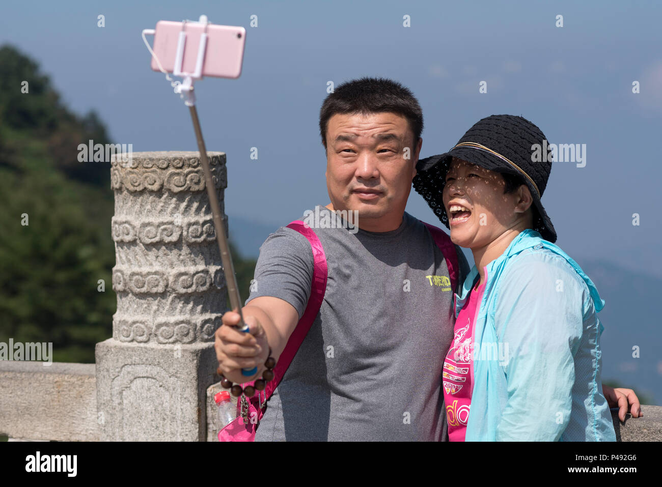 Touristen posieren für Fotos auf dem Berg Tai, Taian, Shandong Province, China Stockfoto