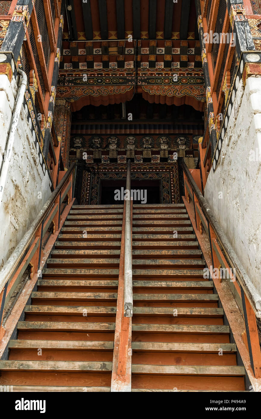 Schritte zum Kloster Tashichho Dzong, Thimpu, Bhutan - die respektvolle Dzong in Thimphu Stockfoto