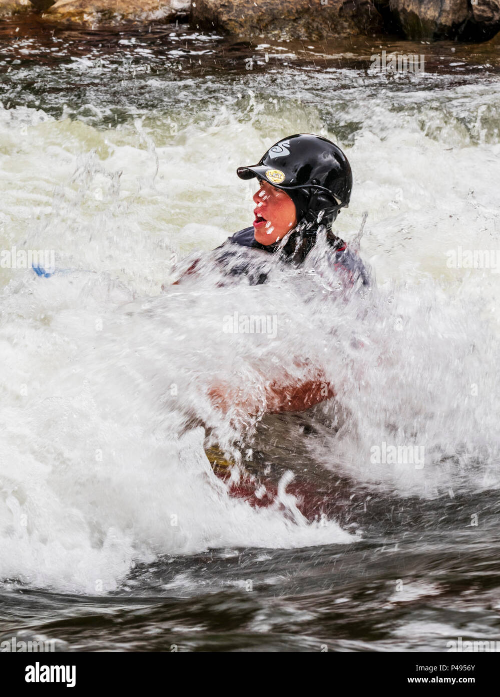 Blur pan Foto von Wildwasser Paddler in den jährlichen Fibark River Festival Konkurrenz; Arkansas River; Salida, Colorado, USA Stockfoto