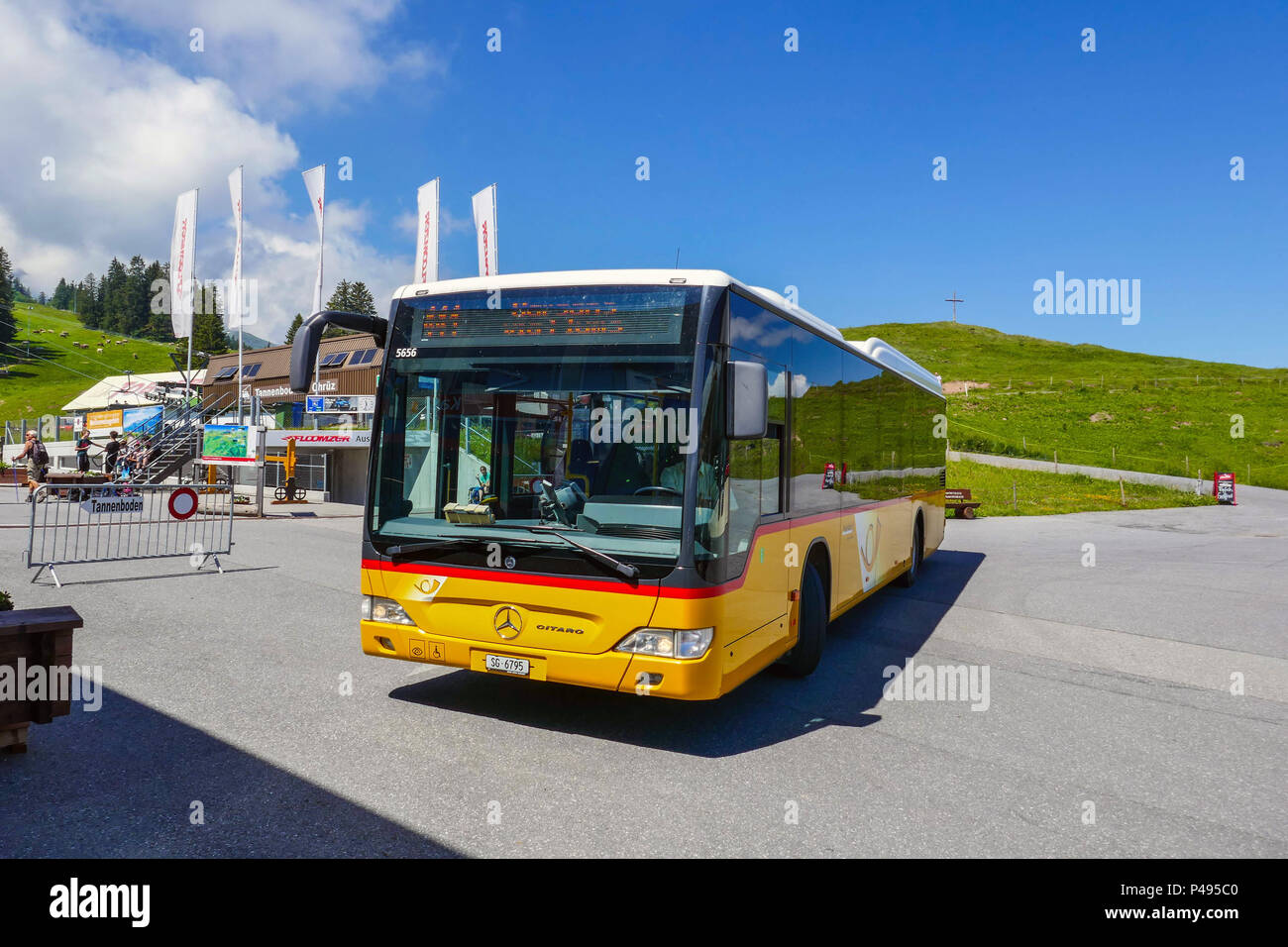 Gelbe Post Bus auf dem Parkplatz, Flumsiberg, Schweiz Stockfotografie -  Alamy