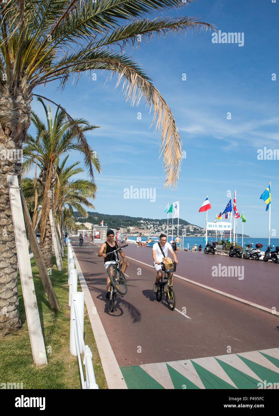 Touristen Radfahren entlang der Promenade Des Anglais Nizza Frankreich Stockfoto