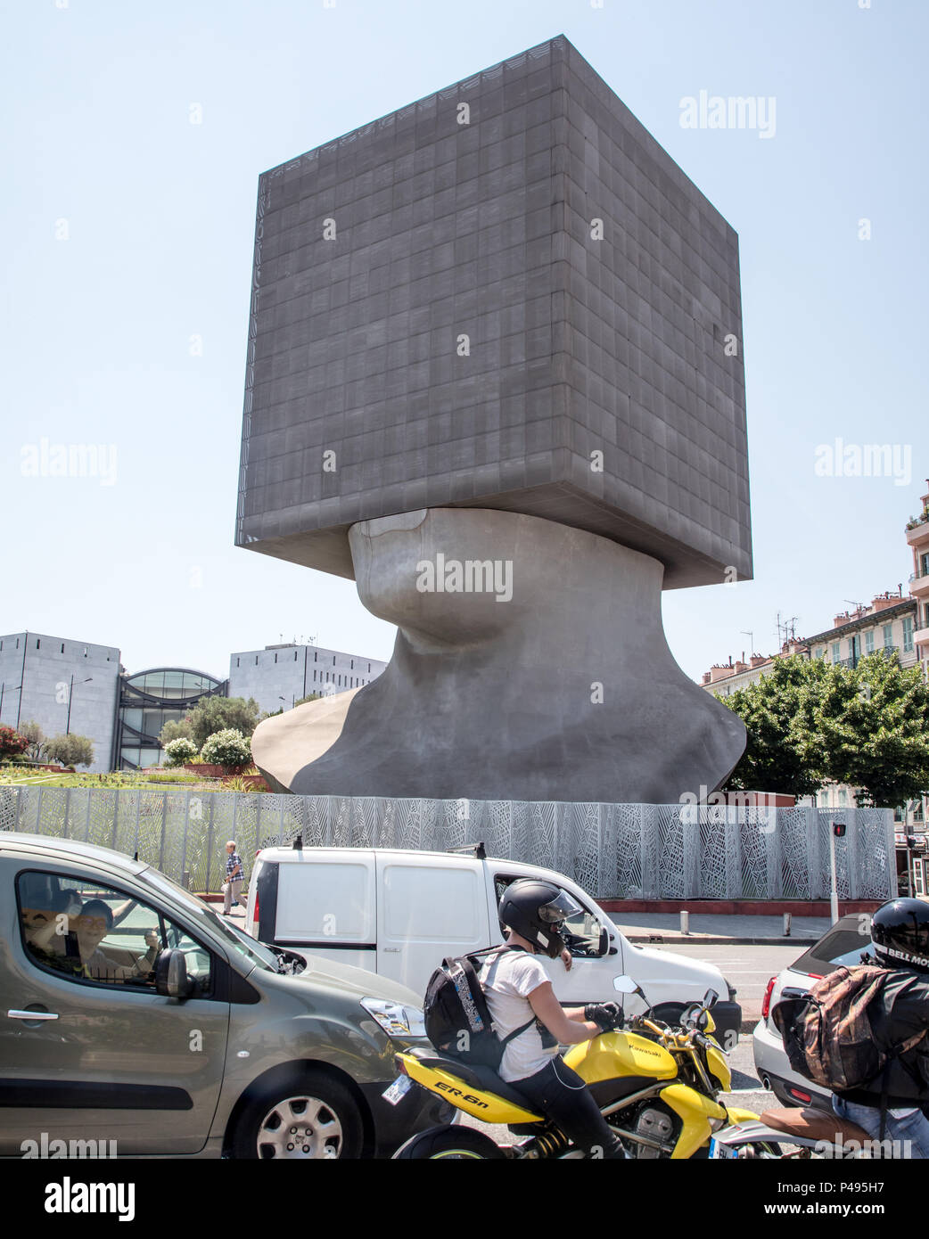 Museum der moderne & Contemporary Art Jardin Maréchal Juin Kopf La Tête Carrée de Sosno 30m Skulptur Sacha Sosno Nizza Frankreich Stockfoto