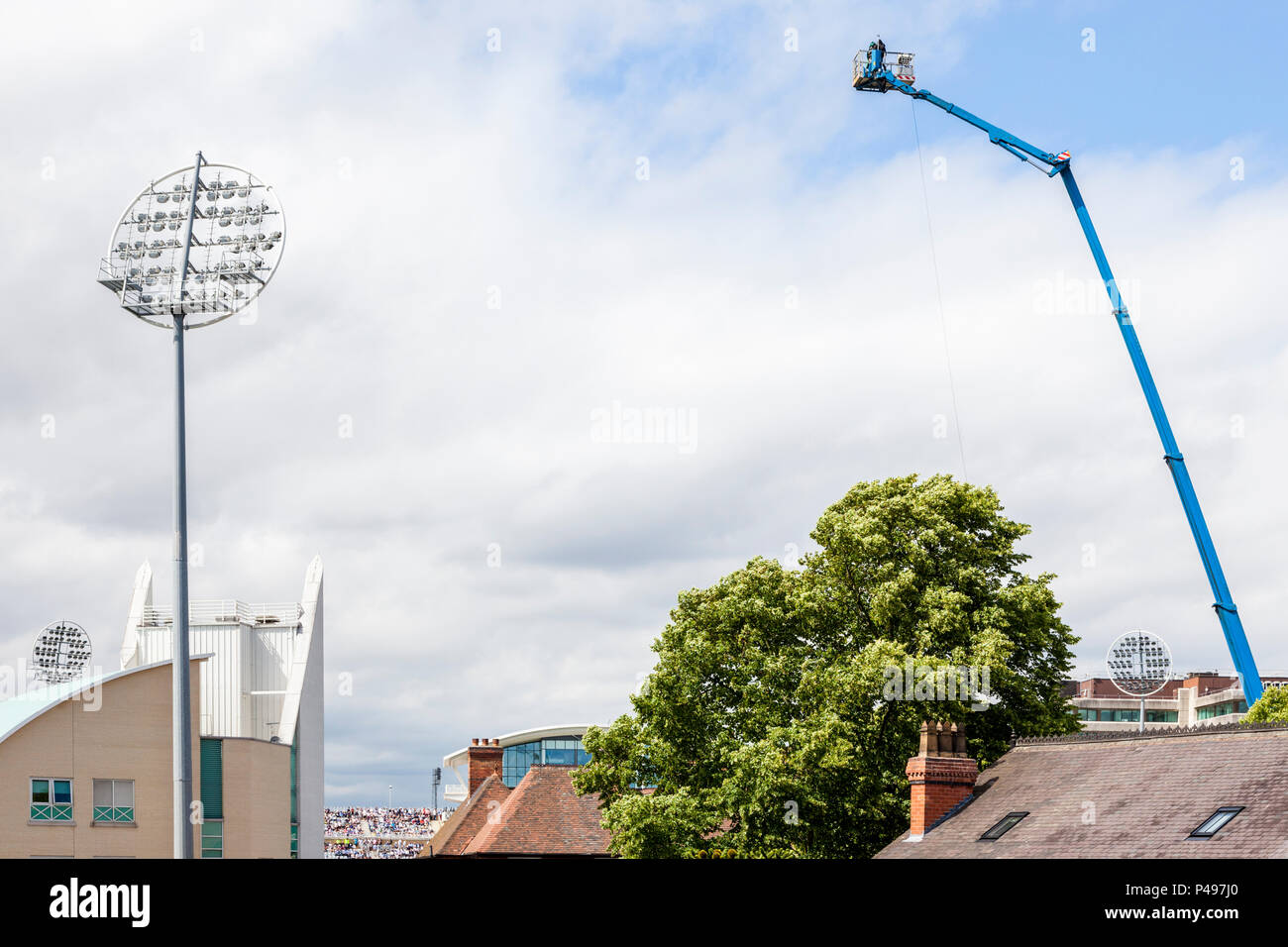 TV Kamera Operator auf einer erhöhten Plattform in einem Übertragungswagen hoch über Trent Bridge Cricket Ground, Nottinghamshire, England, Großbritannien Stockfoto