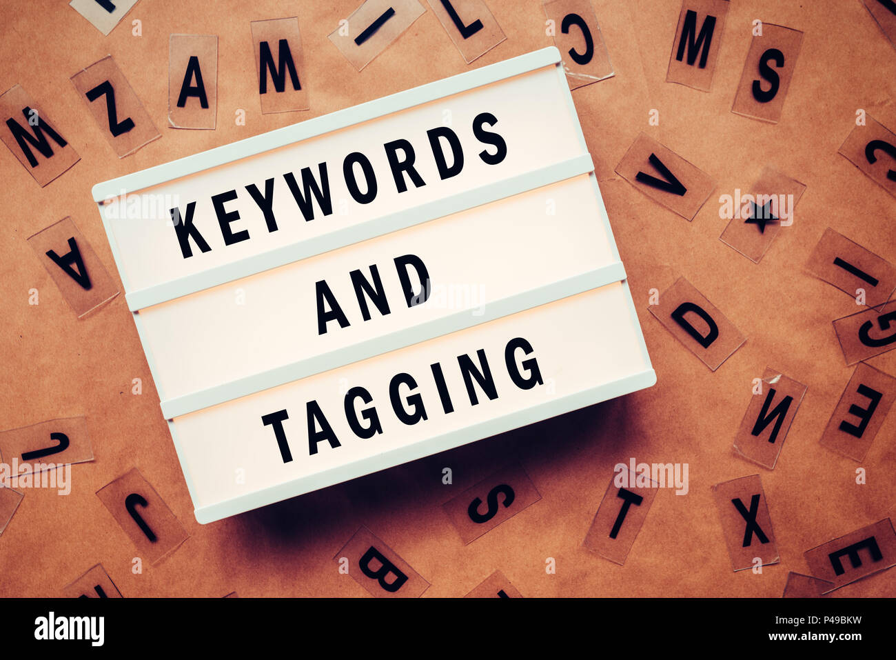 Schlüsselwörter und Tagging wichtig für online internet Marketing sind, konzeptionelle Bild mit Buchstaben auf Leuchtkasten Stockfoto
