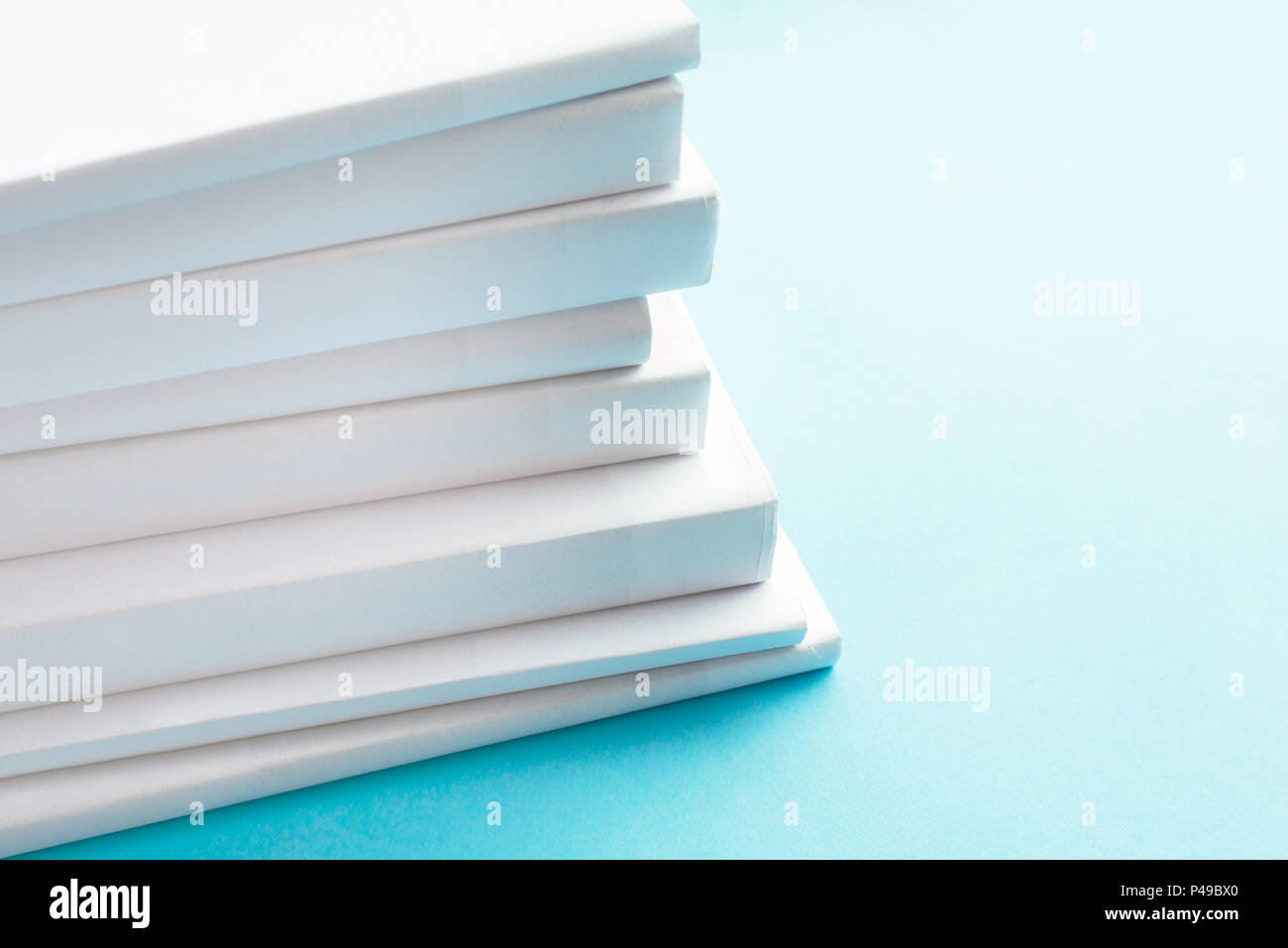 Abgelegte Bücher als Deckung mock up Vorlage auf blauem Hintergrund Stockfoto