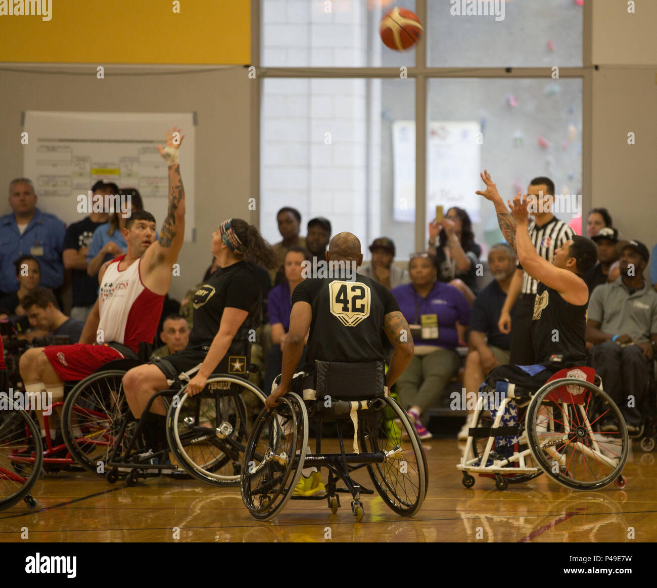 U.S. Army Veteran, Sgt. Jhonnar Barrera, von San Diego, Kalifornien, nimmt einen Schuß in den Rollstuhl basketball Goldmedaille Wettbewerb während die Abteilung 2016 der Verteidigung Krieger Spiele, im Arvin Turnhalle an der United States Military Academy, West Point, New York, Juni 21. (U.S. Armee Foto von SPC. CaShaunta Q. Williams/Freigegeben) Stockfoto