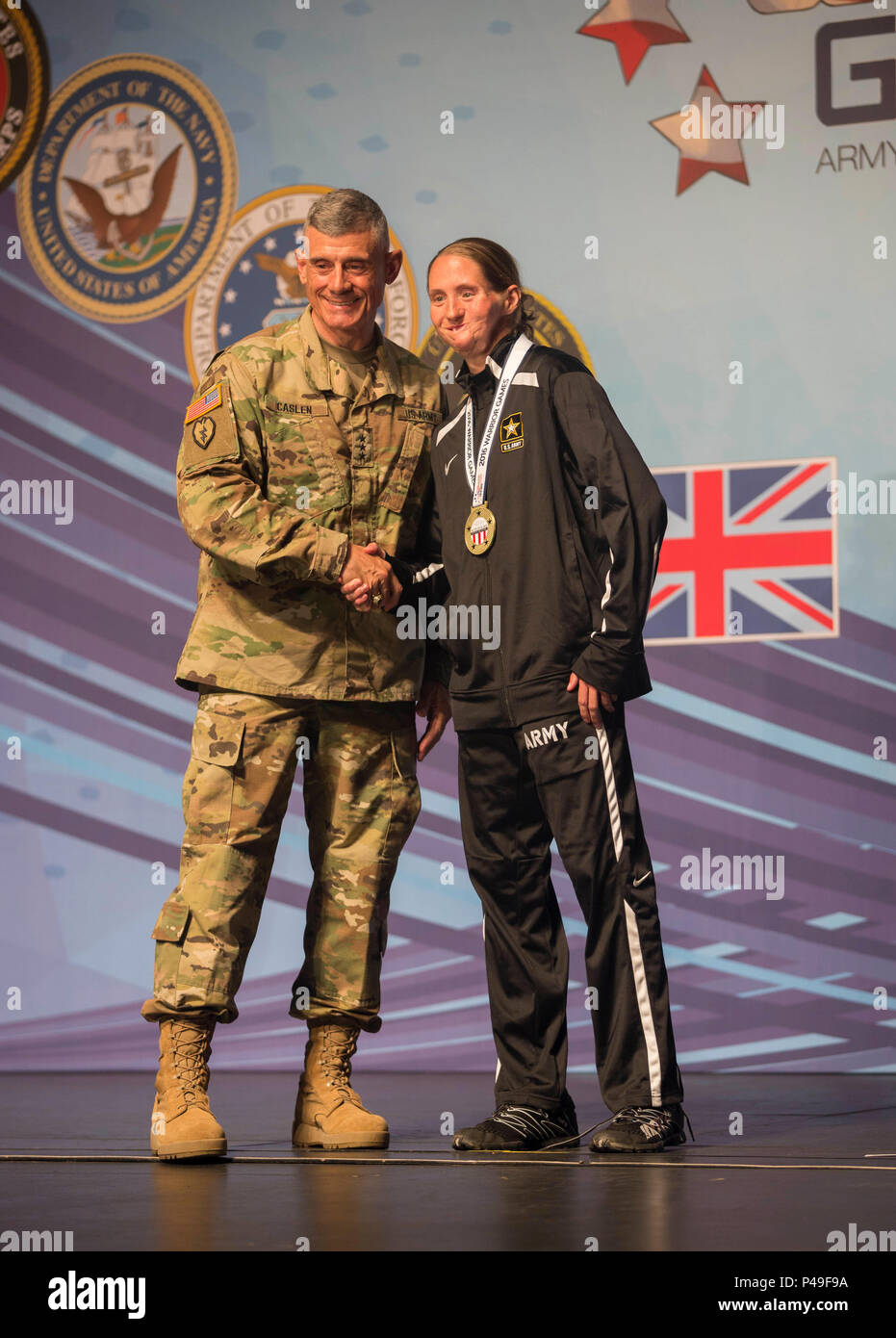 U S Army Veteran Sgt 1 Klasse Katie Kuiper San Antonio Texas Ist Eine Goldmedaille Bei Der Abteilung 2016 Der Verteidigung Krieger Spiele Zeremonie An Der United States Military Academy West Point New