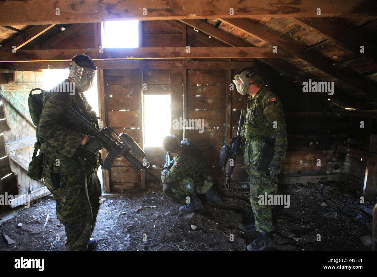 Kanadische Streitkräfte Cpl. Andrew Hardiment, Cpl. Jake Thorson und Cpl. Patric Wrigglesworth, zum Calgary Highlanders zugewiesen, ein, und deaktivieren Sie Zimmer in einem simulierten urbanen Kriegsführung Übung während der Goldenen Coyote, West Camp Schnelle, S.D., 18. Juni 2016, den Goldenen Coyote Übung ist eine dreiphasige, Szenario-driven Übung in den Black Hills von South Dakota und Wyoming, mit dem Kommandanten auf der Mission wesentliche Anforderungen der Aufgabe, Krieger Aufgaben und Übungen zu konzentrieren. (U.S. Armee Foto von SPC. Bryant Abel/Freigegeben) Stockfoto