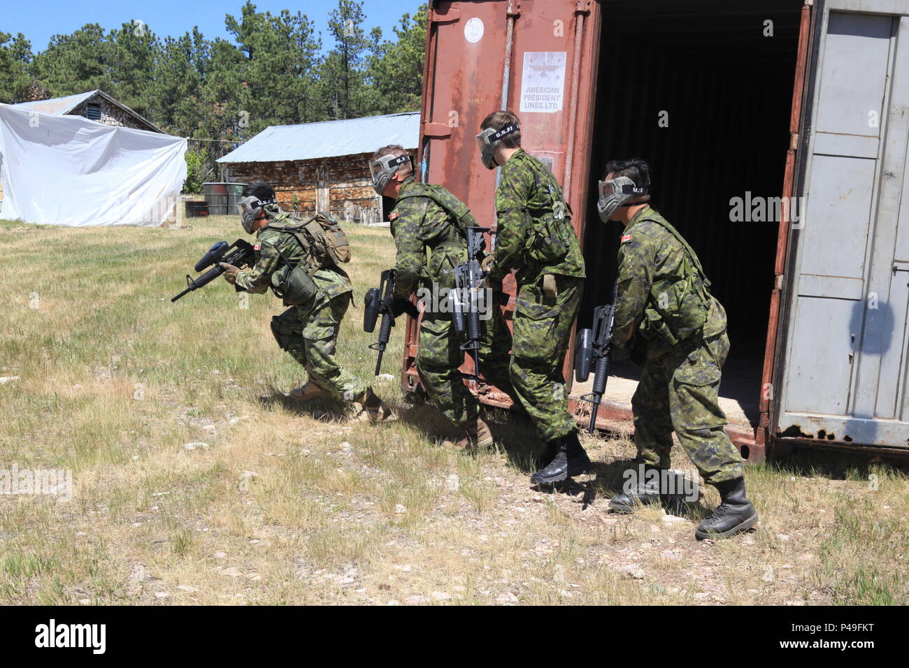 Kanadische Streitkräfte Taskforce 41, 1515 Feld Krankenwagen zugeordnet, und die Calgary Highlanders, ein, und deaktivieren Sie Zimmer in einem simulierten urbanen Kriegsführung Betrieb während der Goldenen Coyote übung, West Camp Schnelle, S.D., 18. Juni 2016. Die goldenen Coyote Übung ist eine dreiphasige, Szenario-driven Übung in den Black Hills von South Dakota und Wyoming, mit dem Kommandanten auf der Mission wesentliche Anforderungen der Aufgabe, Krieger Aufgaben und Übungen zu konzentrieren. (U.S. Armee Foto von SPC. Bryant Abel/Freigegeben) Stockfoto