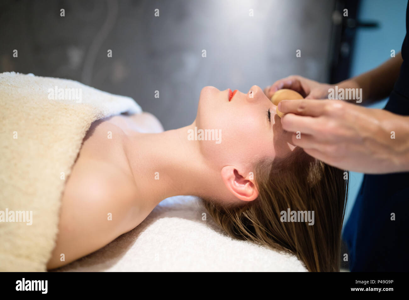 Regenerierende Massage von Masseur Stockfoto
