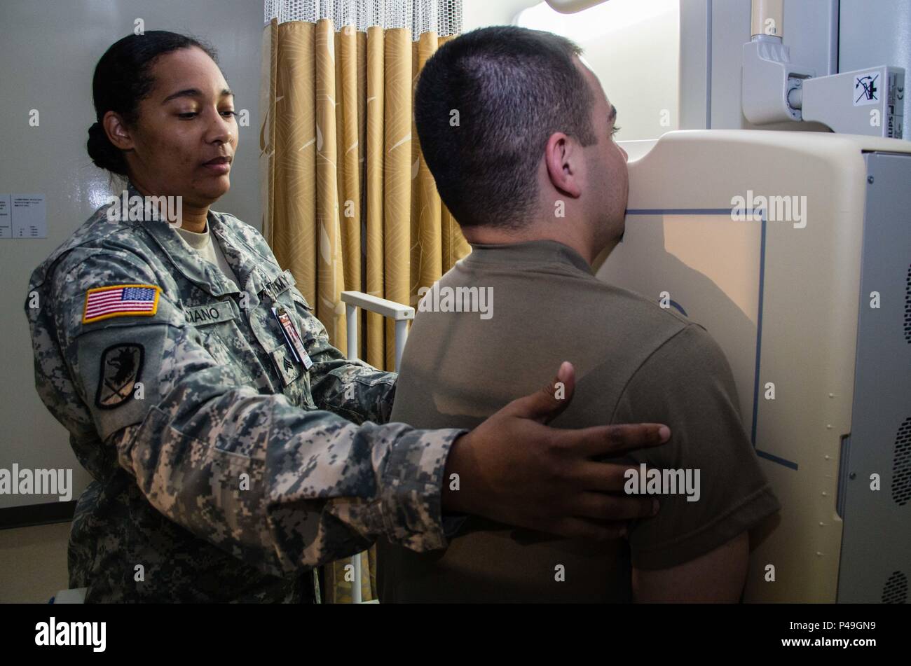 US Armee Sgt. Tiffany M. Luciano, ein Dallas, Texas, native dienen als Radiologie Techniker für B Company, 228th Combat Support Hospital (CSH), positioniert sich ein Patient für eine Röntgenaufnahme während einer Routine Gesundheitsuntersuchung bei der Brigadier General Crawford F. Sams US Army Health Clinic in Camp Zama, Japan, 8. Juni 2016. Luciano und sieben Kolleginnen und Armee-Reserve-Soldaten aus dem 228th CSH kam in Japan 4 Juni zu eine dreiwöchigen Mission zur Verbesserung der Gesundheit, Readinesss und Ausfallsicherheit Camp Zama beginnen. Diese Drehungen bieten Armee-Reserve-Soldaten in den medizinischen Bereich einzigartige Möglichkeiten zur th Stockfoto