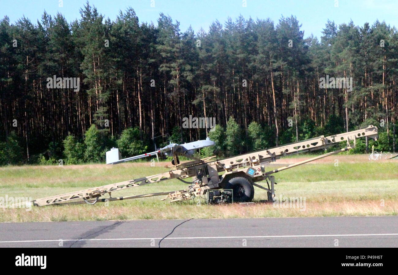 Ein Schatten Unmanned Aircraft Systems ist bereit, Drawsko Pomorskie Training Bereich zu starten, Polen 10. Juni in Unterstützung der Übung Anakonda 16. Soldaten aus dem 10 Engineer Battalion Geschichte gemacht und ist damit der erste US-amerikanische militärische Einheit ein Schatten Unmanned Aircraft Systems in Polen zu fliegen. (Foto von SPC. Ryan Tatum) Stockfoto