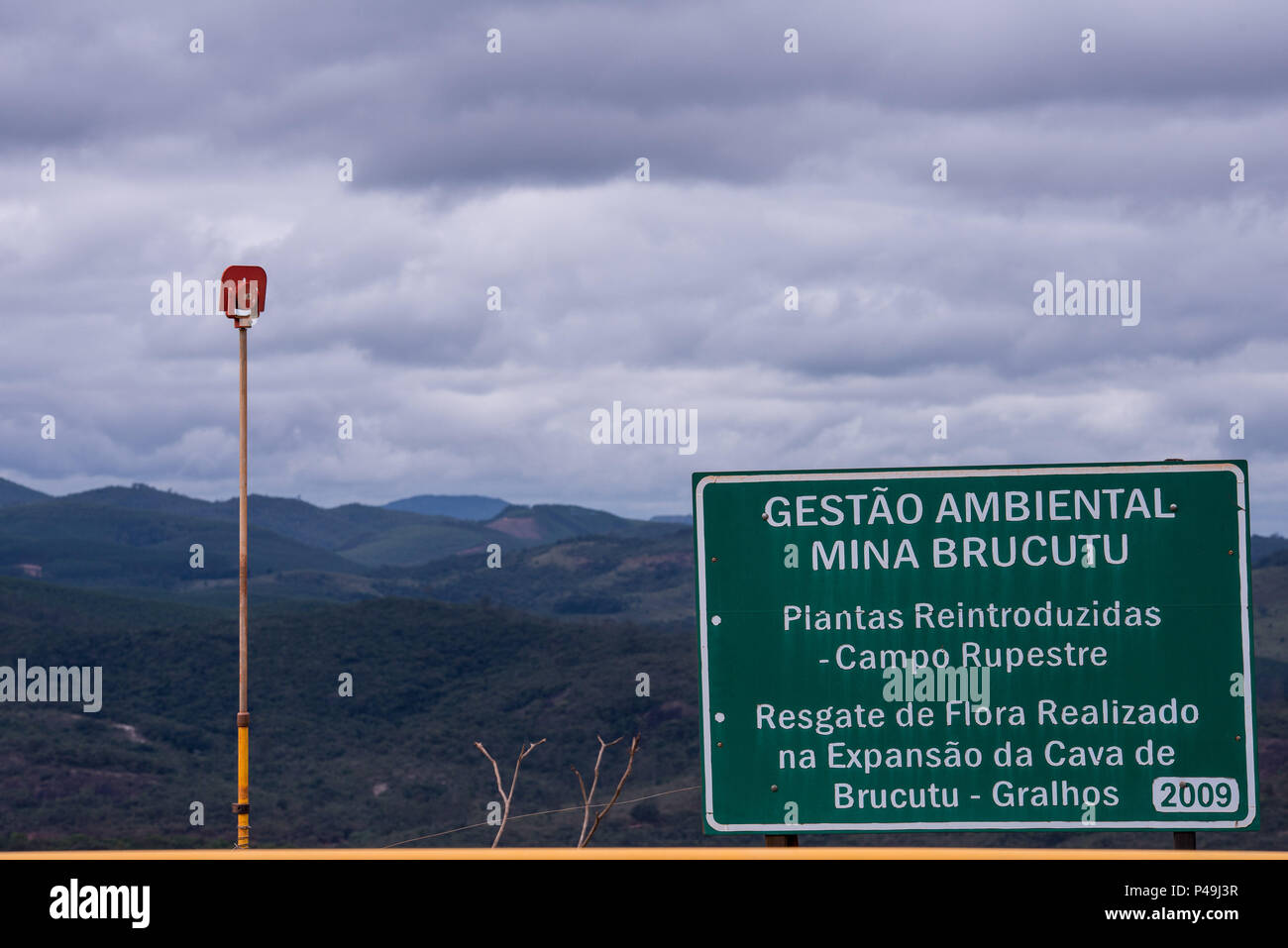 SÃO GONÇALO DO RIO ABAIXO, MG - 10.07.2015: MINA BRUCUTU-VALE-Mirante da Mina de Brucutu - Vale. (Foto: Jr/Fotoarena Nereu) Stockfoto