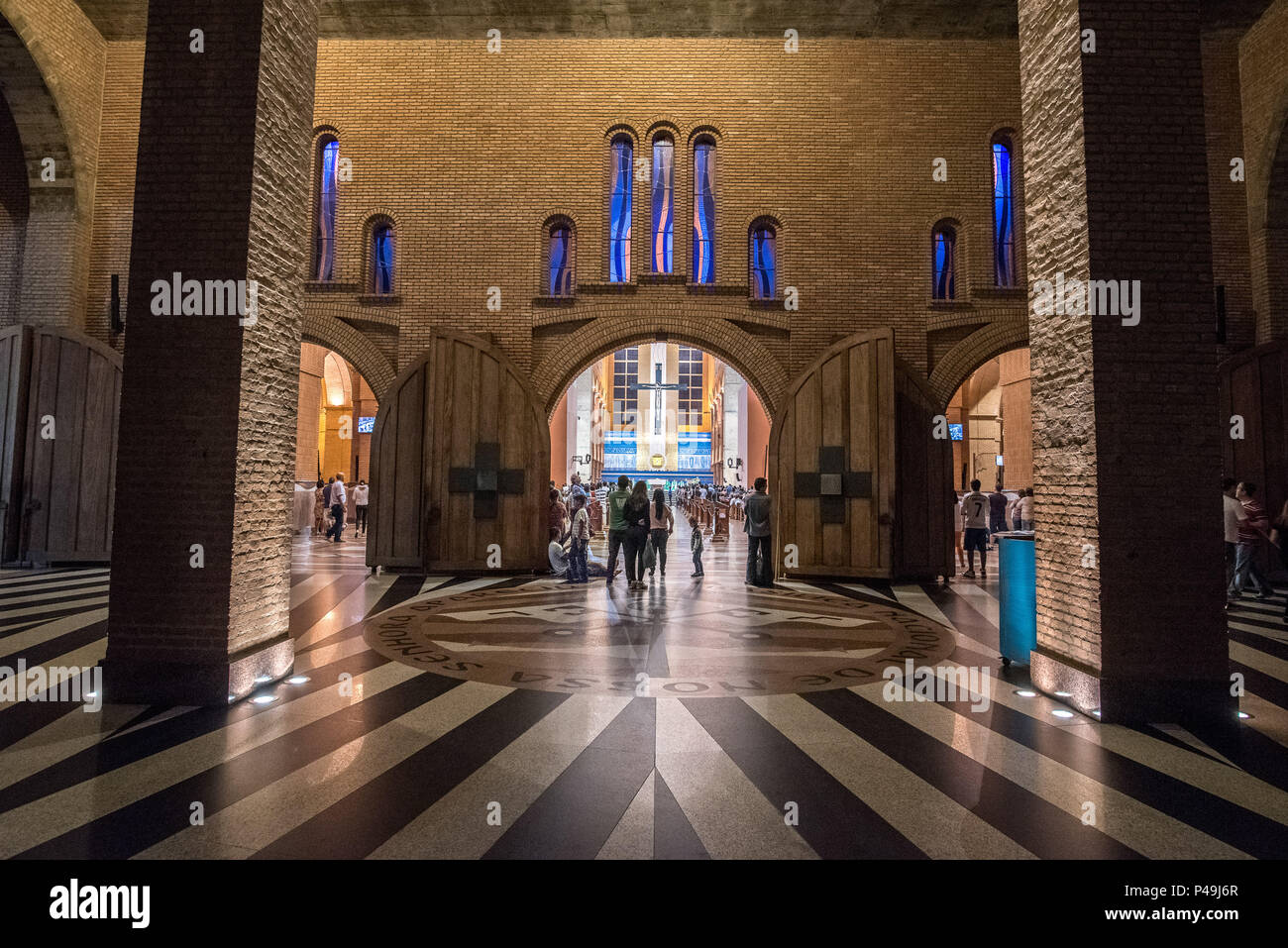 APARECIDA, SP - 18.07.2015: SANTUÁRIO DE APARECIDA - Entrada principal tun Santuario de Aparecida - Icone da peregrinacao Catolica no Brasil. (Foto: Jr/Fotoarena Nereu) Stockfoto