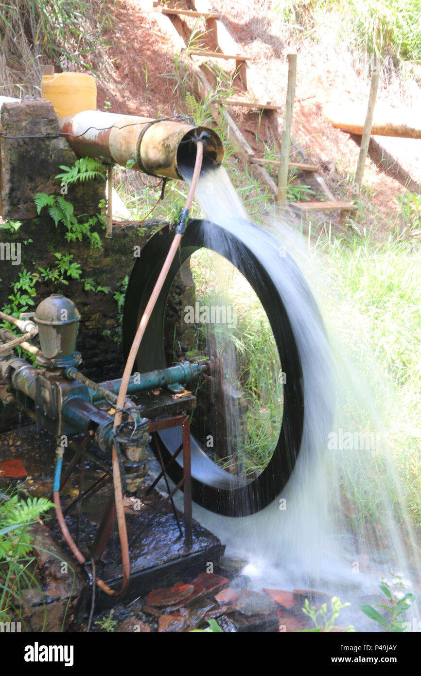 NOVA ANDRADINA, MS - 24.03.2015: - Roda Roda D ÁGUA d'água em Fazenda de Gado de Corte na Cidade de Nova Andradina, MS. (Foto: André Chaco/Fotoarena) Stockfoto