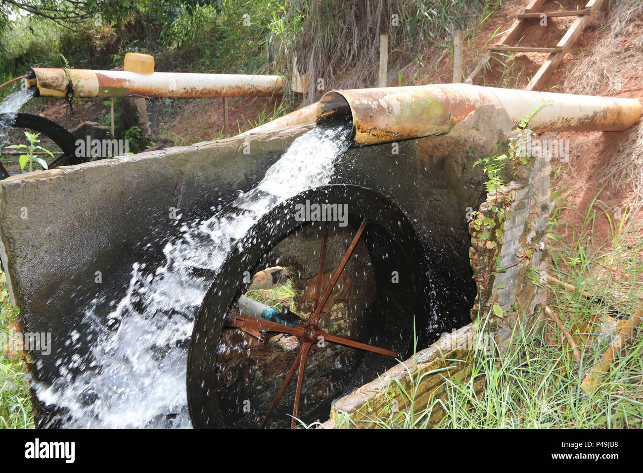 NOVA ANDRADINA, MS - 24.03.2015: - Roda Roda D ÁGUA d'água em Fazenda de Gado de Corte na Cidade de Nova Andradina, MS. (Foto: André Chaco/Fotoarena) Stockfoto