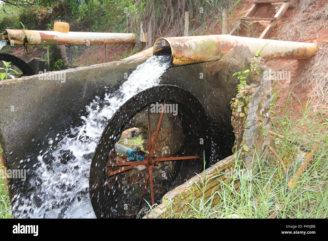 NOVA ANDRADINA, MS - 24.03.2015: - Roda Roda D ÁGUA d'água em Fazenda de Gado de Corte na Cidade de Nova Andradina, MS. (Foto: André Chaco/Fotoarena) Stockfoto