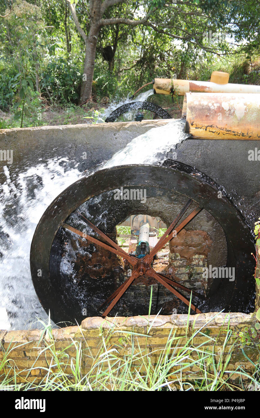 NOVA ANDRADINA, MS - 24.03.2015: - Roda Roda D ÁGUA d'água em Fazenda de Gado de Corte na Cidade de Nova Andradina, MS. (Foto: André Chaco/Fotoarena) Stockfoto