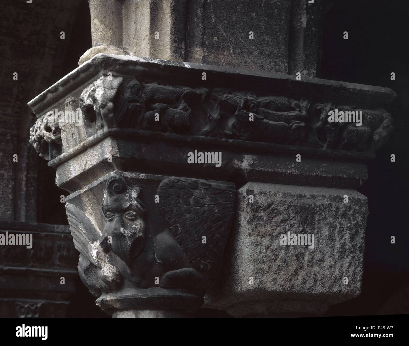 FELINO ALADO - CAPITEL DEL CLAUSTRO ROMANICO DEL MONASTERIO DE SANTA MARIA DE RIPOLL - SIGLO XIV/XV. Lage: MONASTERIO DE SANTA MARIA, RIPOLL, Alicante, Spanien. Stockfoto
