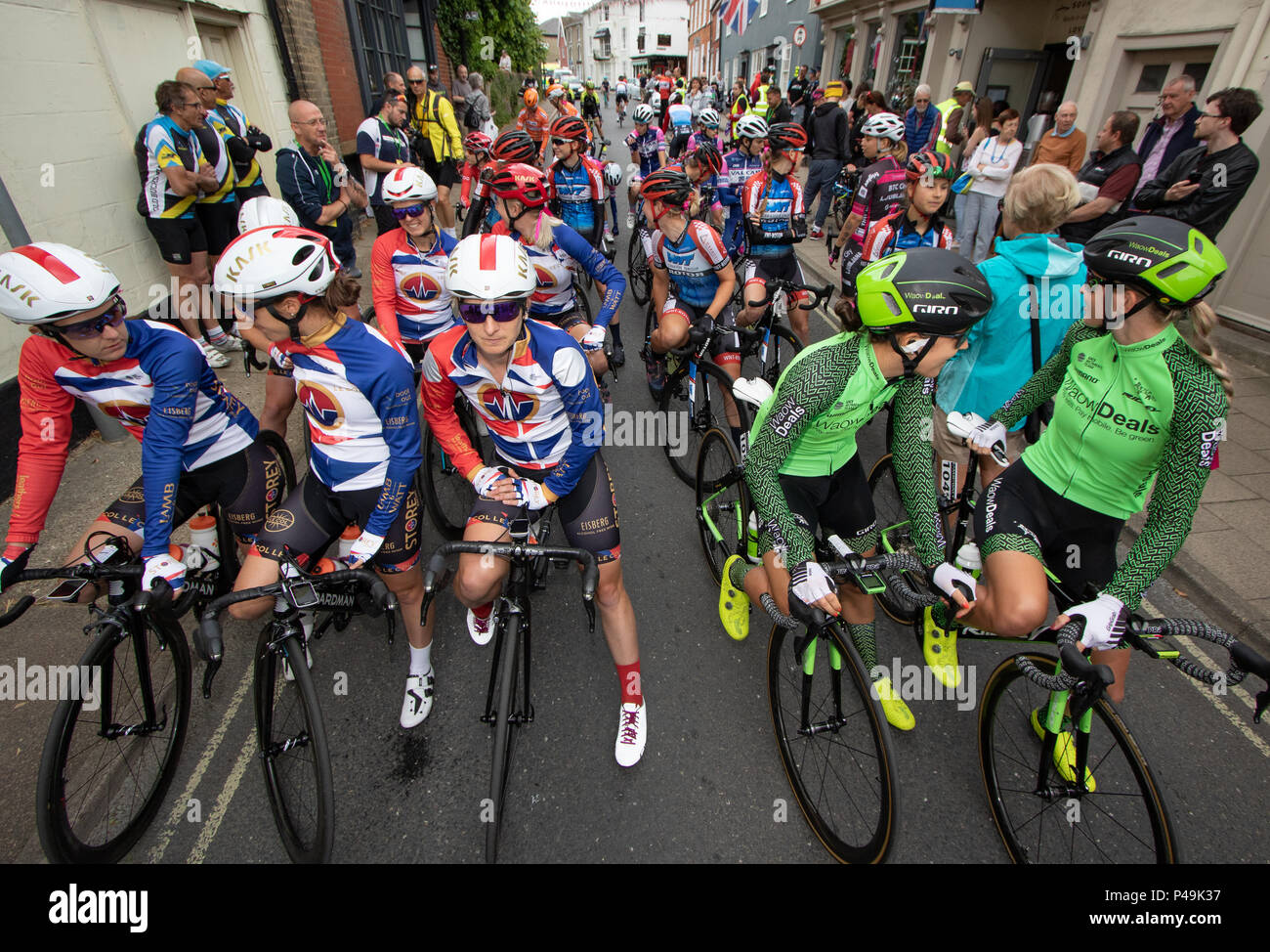 Die Geschichte Racing Team mit WaowDeals Pro Cycling zu Beginn der Tour der 2018 Ovo Frauen Stockfoto