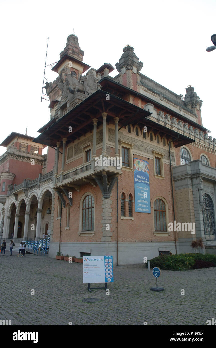 SÃO PAULO, SP - 07/08/2015: MUSEU CATAVENTO - Palácio das Industiras/Catavento - Iniciado em 30 de Maio de 1911 e inaugurado em 29 de abril de 1924, construido Pelo escritório Ramos de Azevedo, também responsável Pela construção Teatro Municipal, o Palácio das indústrias Foi concebido inicialmente Como um espaço permanente de Exposições agrícolas e industriais Mas abrigou várias instituições, como Delegacia de Polícia, Assembléia Legislativa, e Sede da Prefeitura de São Paulo. Desde o Dia 27 de Setembro de 2009 o Edifício abriga o Museu Catavento, um Museu dedicado às ciências. (Foto: Ricar Stockfoto