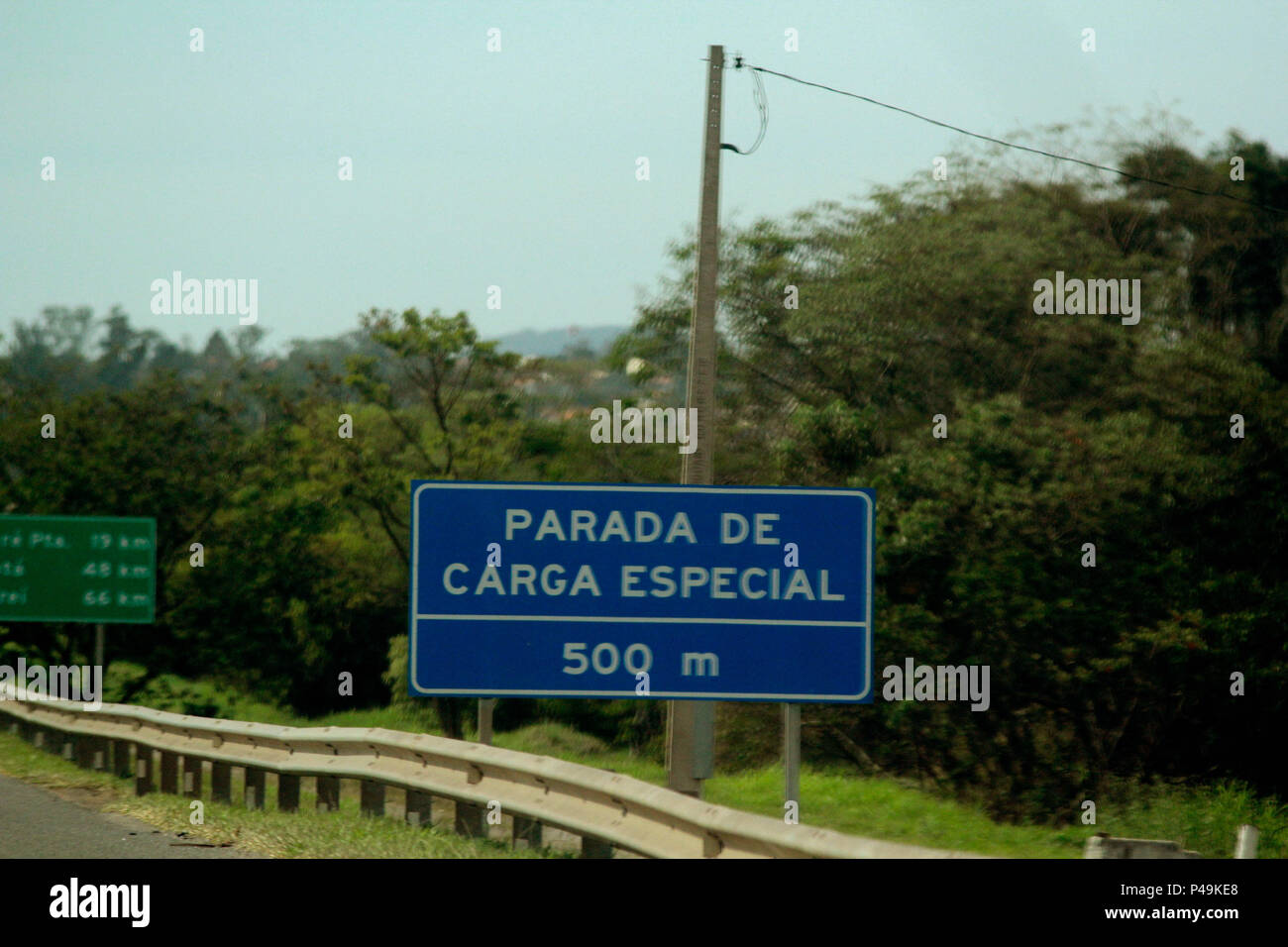 SÃO PAULO, SP - 18.08.2015: PLACAS DE SINALIZAÇÃO EM RUAS E ESTRADAS - Imagens de placas de proibido ultrapassar, travessia de animais, área Escolar, velocidade Máxima, Boa Viagem, Limite de Municipio, números. (Foto: Aloisio Mauricio/Fotoarena) Stockfoto