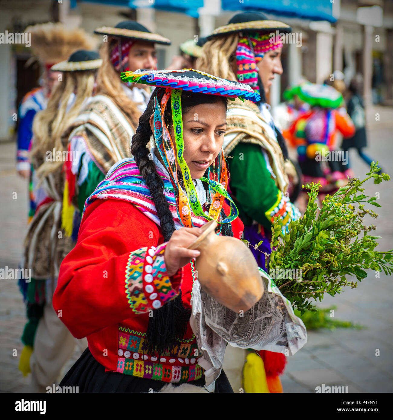 Indigenen Quechua Frau in traditioneller Kleidung, Hut und Frisur mit der Inti Raymi Sun Festival feiern. Stockfoto