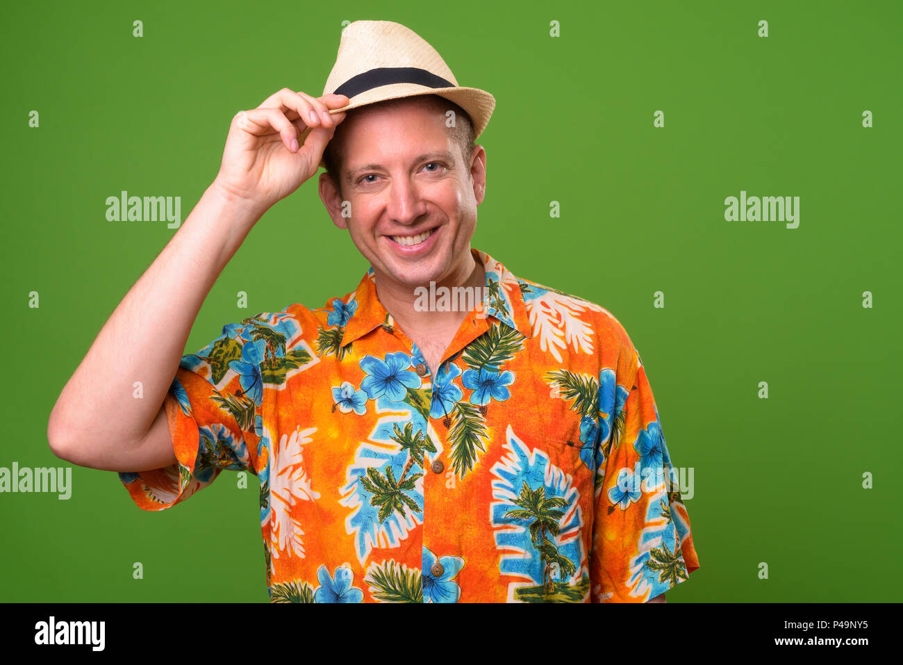 Reifen touristische Mann bereit für Ferienhäuser gegen grüner Hintergrund Stockfoto
