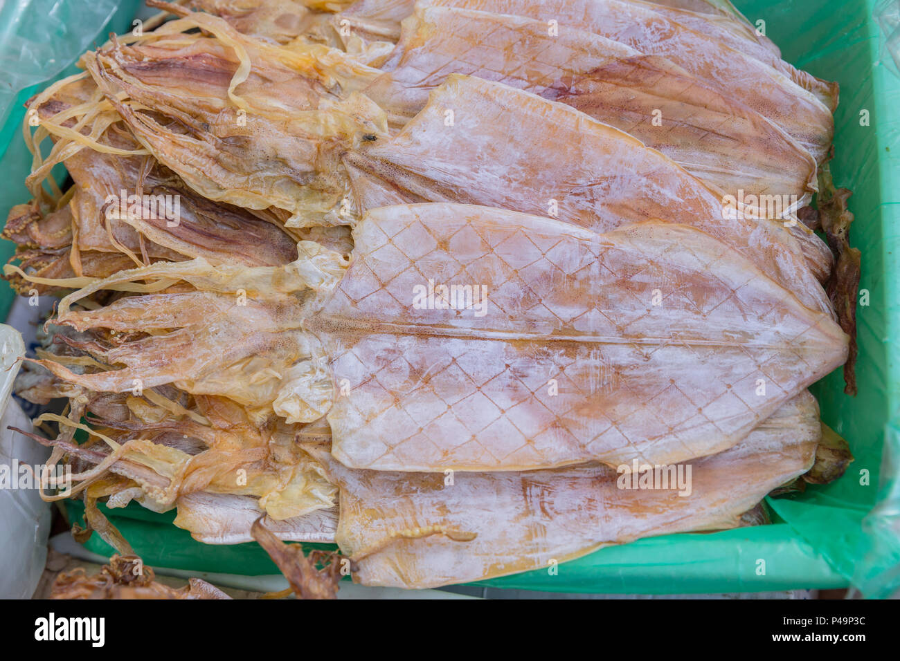Getrockneten Tintenfisch für Lebensmittel Verkauf an den Mahachai markt Sea Food Markt einer von Thailands größte Meeresfrüchte Märkte. Stockfoto