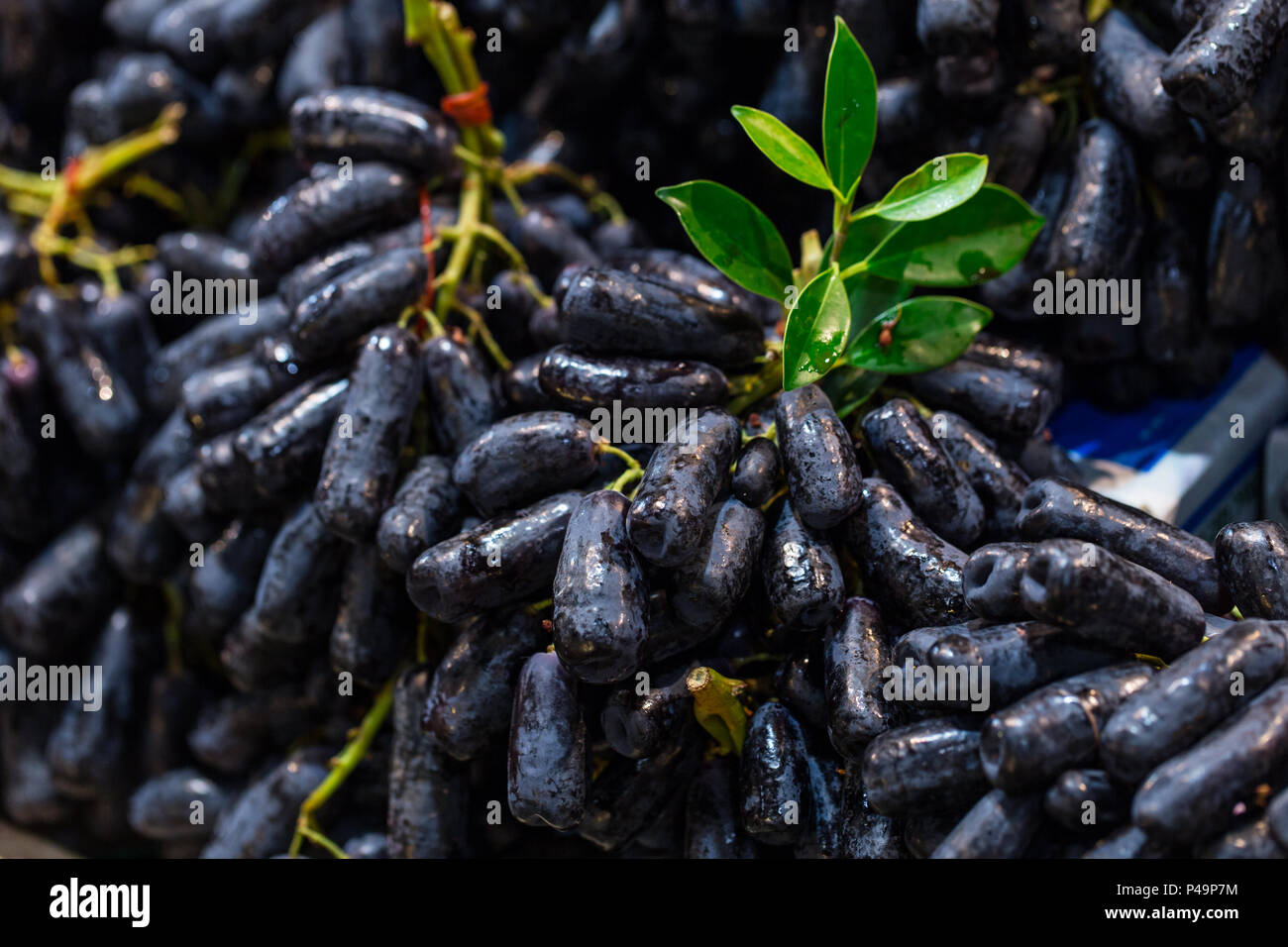 Hexe Finger Traube Frucht Verkauf auf dem Markt Stockfotografie - Alamy