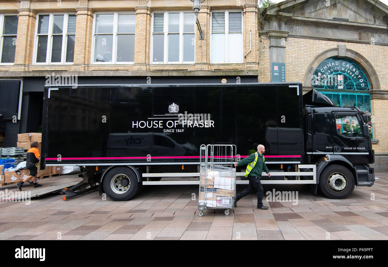 Ein Haus von Fraser Lkw außerhalb des House of Fraser Store, vor Ort als Howells, in Cardiff, Wales, UK bekannt. Stockfoto