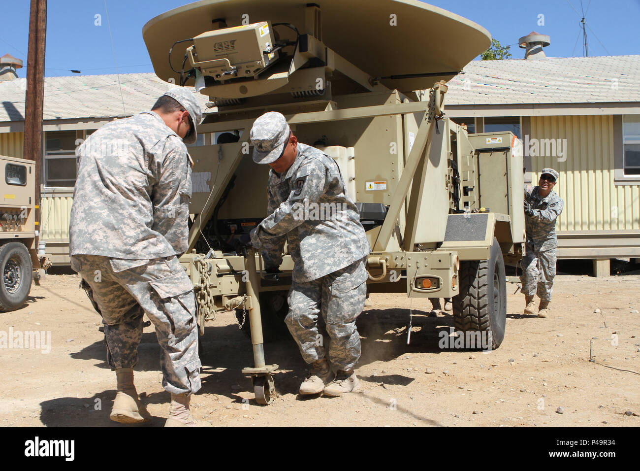 Abschnitt Kommunikation Soldaten vom 1.BATAILLON, 294 Infanterie Regiment, Guam Army National Guard, bewegen Sie Sat-Transportable Terminals (STT) an eine neue Position im Camp Roberts, Kalifornien, 15. Juni während der 2016 exportierbar Combat Training (XCTC) Übung. (U.S. Army National Guard Foto: Staff Sgt. Eddie Siguenza) Stockfoto