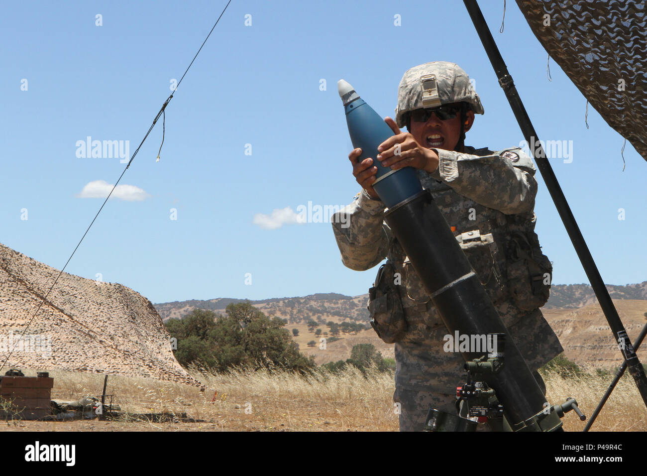 Spc. Steelydan Mapote von Mörtel platoon der Guam Army National Guard, 1.BATAILLON, 294 Infanterie Regiment, schreit: "Feuer!" Und Fällt ein 120 Millimeter in die Trägerrakete Juni 17 in den 2016 exportierbar Combat Training (XCTC) Übung im Camp Roberts, Kalifornien. (U.S. Army National Guard Foto: Staff Sgt. Eddie Siguenza) Stockfoto