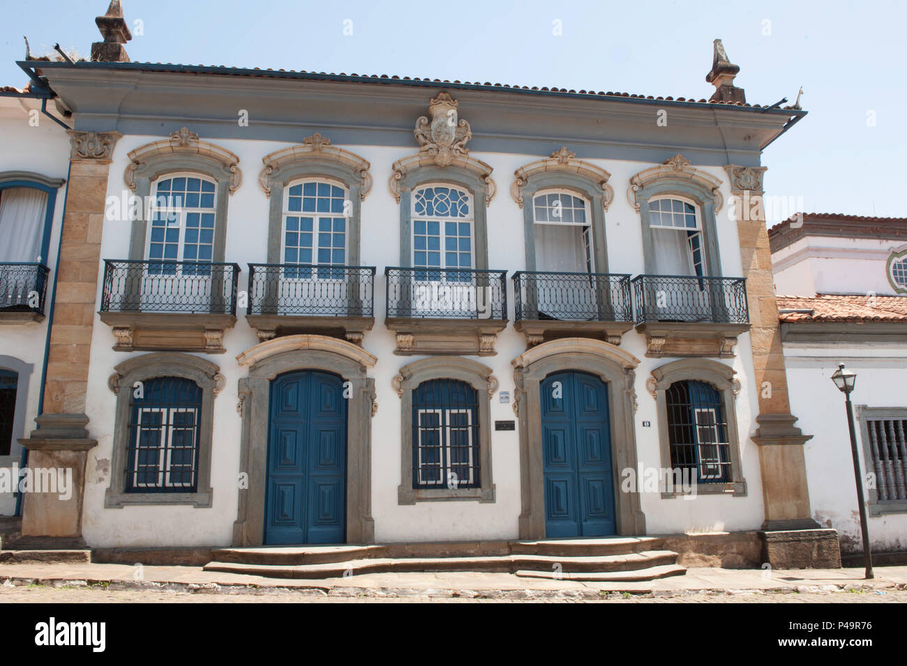 MARIANA, MG - 23.09.2015: MUSEU DE ARTE SACRA ARQUIDIOCESANO - Fachada do Museu Arquidiocesano de Arte Sacra, kom Sede na antiga Casa Domvikar und erguida keine século dezoito ao Lado da Igreja da Sé (antiga Igreja Nossa Senhora da Assunção) e considerado o Mais Rico de Minas e o Segundo do Brasil que tem em Seu acervo pinturas, esculturas, entalhes e Obras em Pedra Sabão, Ouro e Prata datadas a partir do século 16. (Foto: mourão Panda/Fotoarena) Stockfoto