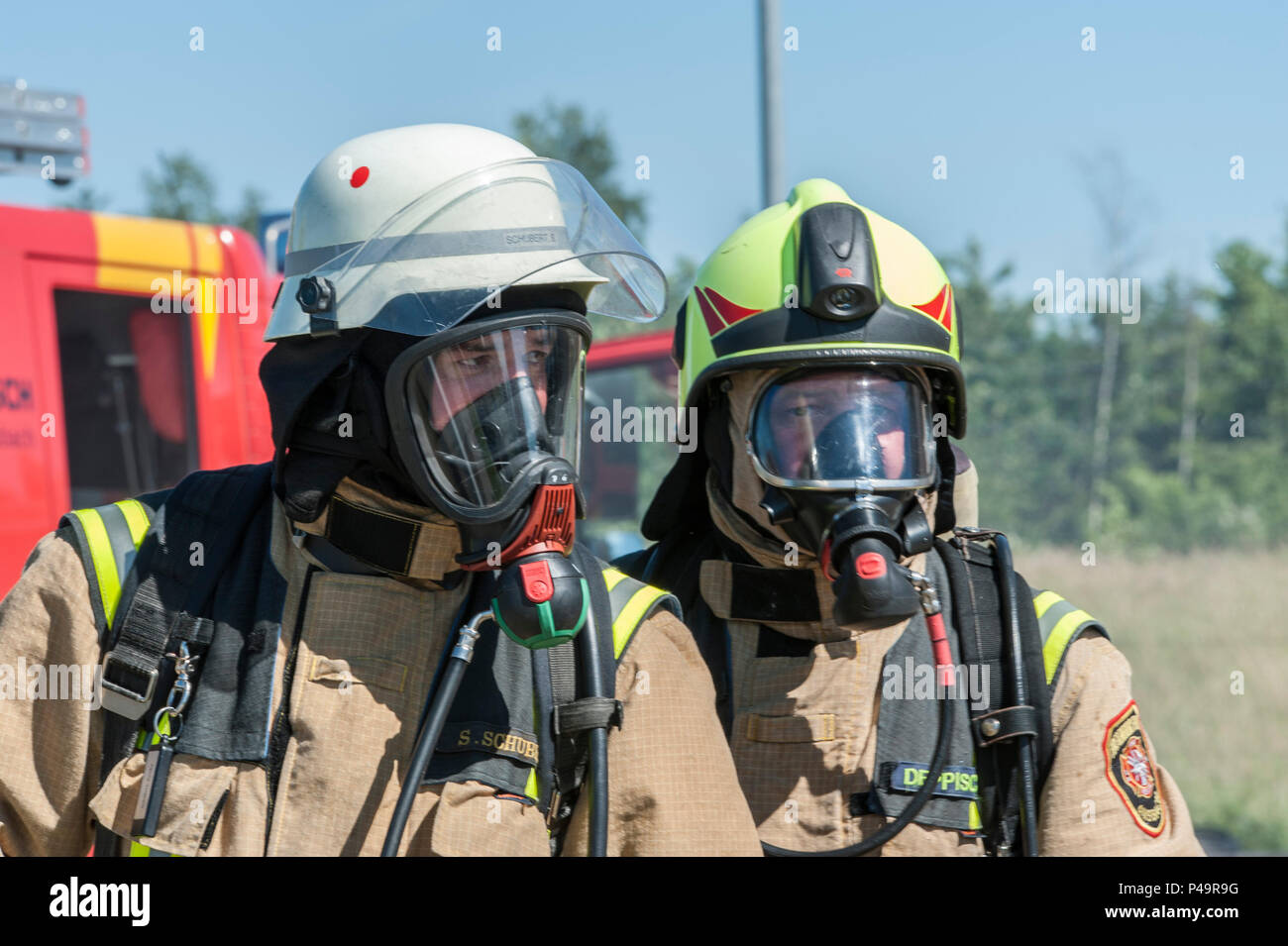 Zivile Feuerwehrmänner Sascha Schubert, links, von der Feuerwehr Ansbach, und Werner Deppisch, Rechts, von der Illesheim Feuerwehr, nehmen teil an ihren jährlichen aus verunfallten Fahrzeugen Training am Urlas Feuerwehr Training Center in Ansbach, Deutschland, 23. Juni 2016. Der Zweck der Rettung aus verunfallten Fahrzeugen Schulung ist der Zugang zu den Betroffenen in das Innere des Autos zu gewinnen. (U.S. Armee Foto von visuellen Informationen Spezialist Georgios Moumoulidis/freigegeben) Stockfoto