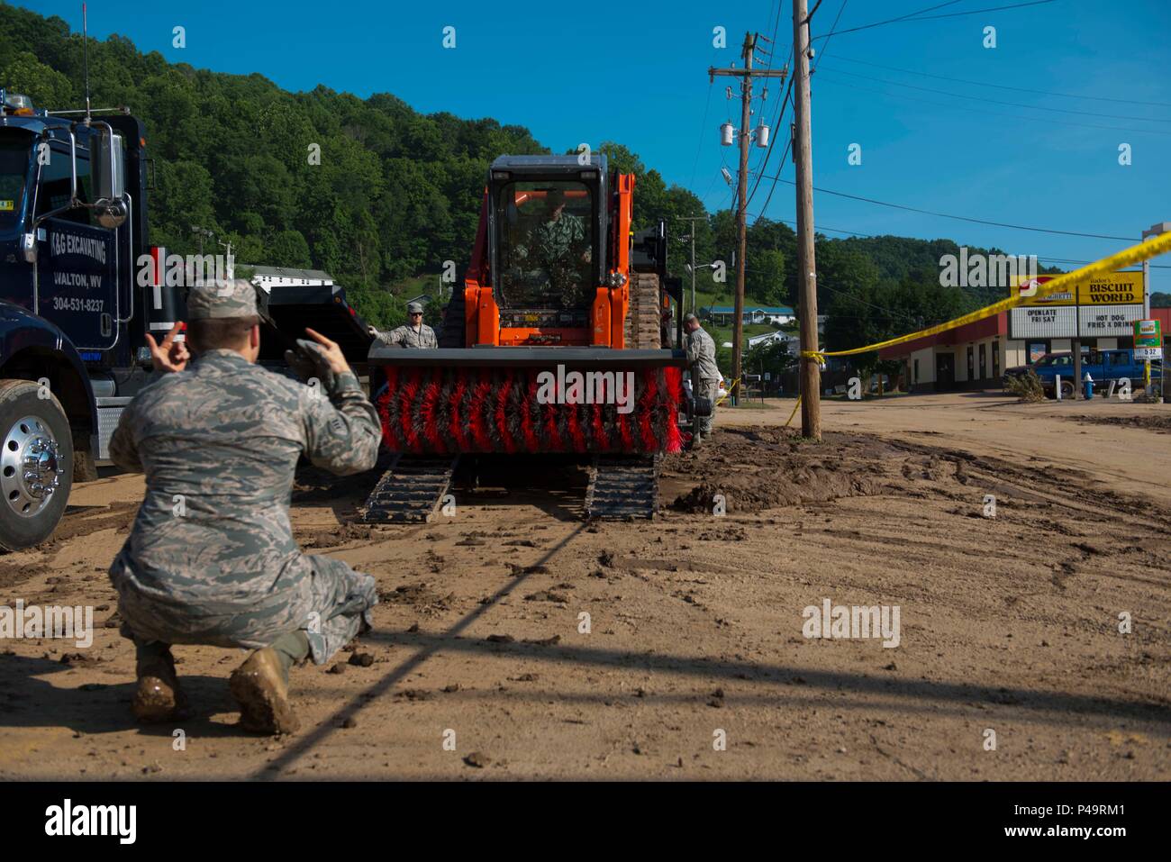 Mitglieder der West Virginia Air National Guard eine straßenkehrmaschine Entladen am 26. Juni 2016 in Clendenin, W. Va nach einer verheerenden Flut am 23. Juni 2016 aufgetreten. Die Sintflut ist als einmal im Jahr 1000 Veranstaltung, führenden W. Virginia beschrieben. Reg. Earl Ray Tomblin einen Ausnahmezustand in 44 der 55 Grafschaften zu deklarieren. (United States Air National Guard Foto/Tech. Sgt. De-Juan Haley) Stockfoto