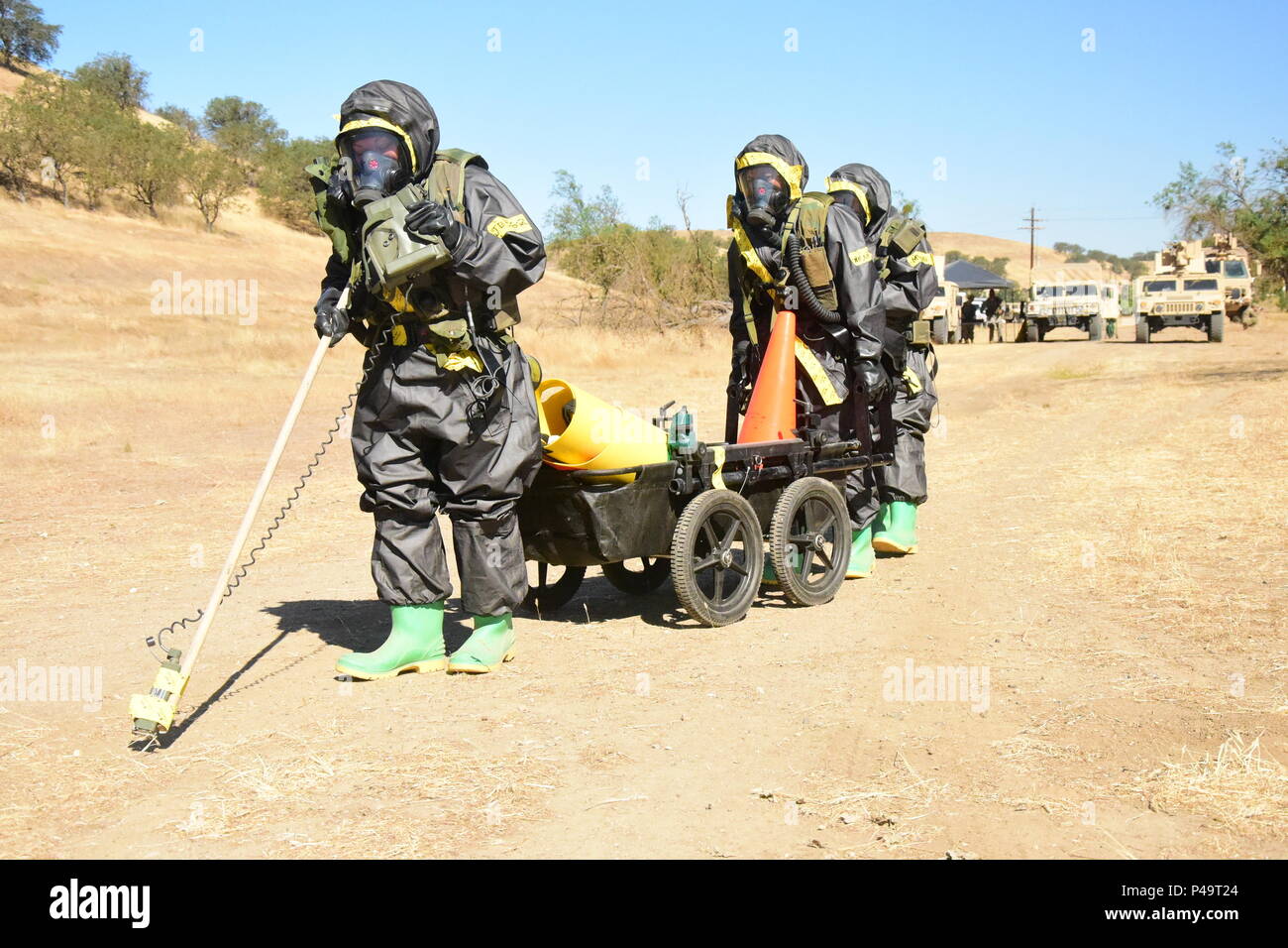 Soldaten der 227. Brigade Engineer Battalion, Oklahoma Army National Guard ihre Kenntnisse und Fertigkeiten in der Durchführung von chemischen biologische, radiologische nuklearer Sprengstoffe Ausbildung während der Exportierbaren Combat Training Capacity Programm Juni 16 im Camp Roberts, Kalifornien nutzen. XCTC konzentriert sich auf Komplett Instrumental- und realistische gemeinsame Aus- und Fortbildung Platoon & Unternehmen Ausbildung Kenntnisse in Abstimmung mit der ersten Armee zu zertifizieren. Kommandanten und Führungskräfte beurteilen ihre Soldaten Stärken und Schwächen während ein Video Review Sitzung nach der Ausbildung, die in ihrem Heimatland ihre Deutschkenntnisse Aids als Einzelperson Stockfoto