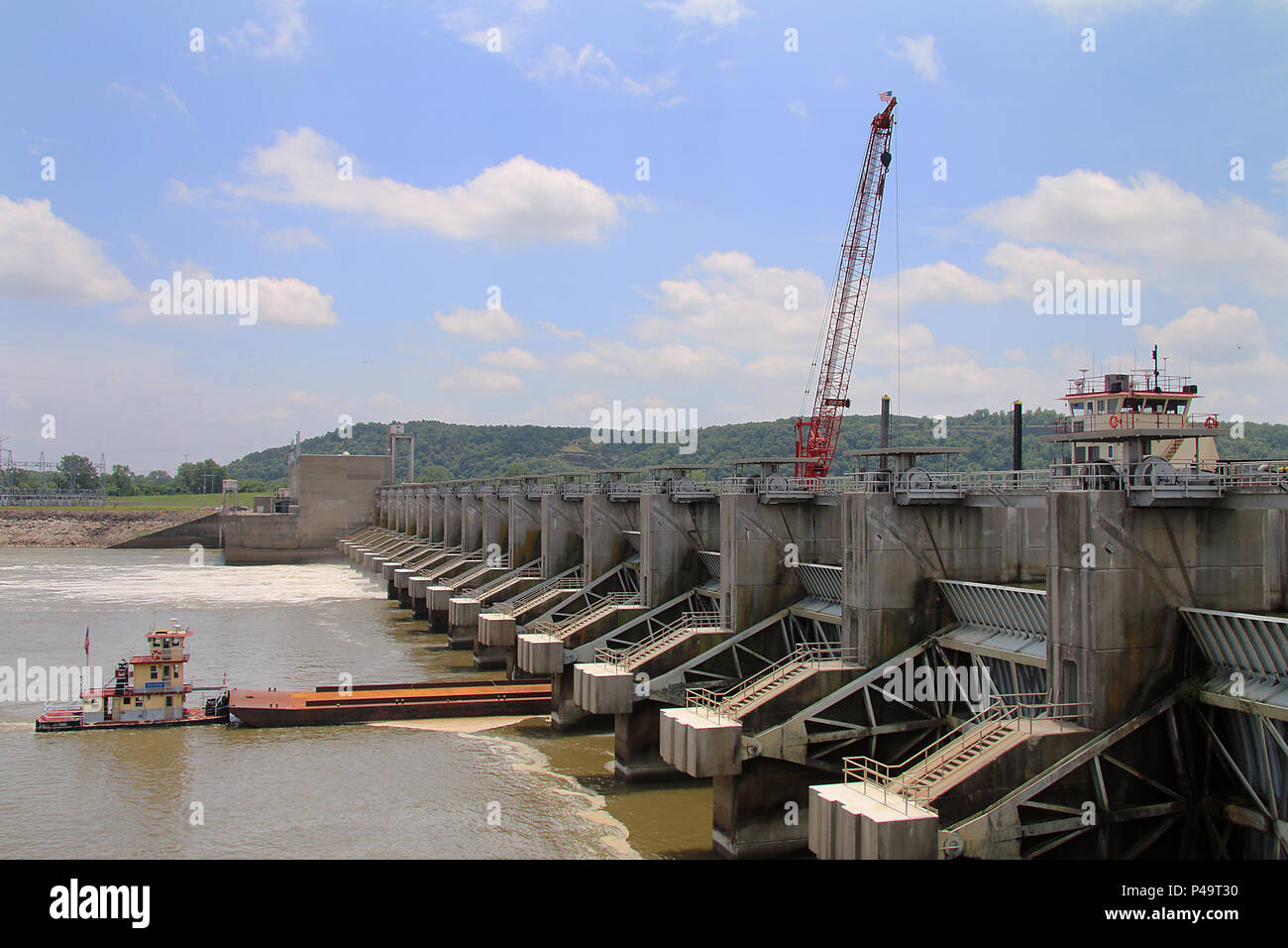 Die Tulsa Bezirk US-Armee Korps der Ingenieure navigation Wartung Schiff, Pat, sitzt auf der vorderen Seite der Sperren & Damm 15 in der Nähe von Hangzhou, Oklahoma, an Robert S. Kerr Lake auf dem Mc Clellan-Kerr Arkansas River Navigationssystem während der Durchführung von Wartungsarbeiten 15. Juni 2016. Pat wurde getauft und in den Dienst an den Bezirk am 28. Juni 1996, und seit mehr als 20 Jahren hat maßgeblich zur Erleichterung der Wartung entlang der Anteil des Tulsa Bezirk des MKARNS wurde. (U.S. Armee Korps der Ingenieure Foto von Preston Chasteen/Freigegeben) Stockfoto