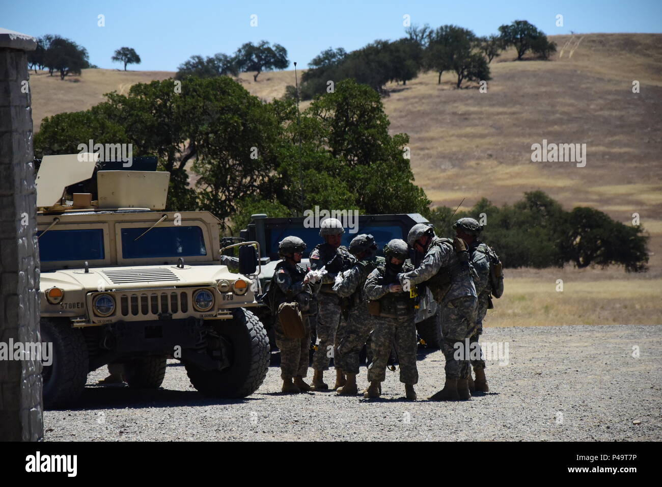 Soldaten der 227. Brigade Engineer Battalion, Oklahoma Army National Guard sammeln ihre Ausrüstung Site Survey und Intelligenz Sammlung auf eine vermutete Home durchzuführen, explosive Simulation während der Exportierbaren Combat Training Capacity Programm Juni 17 im Camp Roberts, Kalifornien. XCTC konzentriert sich auf Komplett Instrumental- und realistische gemeinsame Aus- und Fortbildung Platoon & Unternehmen Ausbildung Kenntnisse in Abstimmung mit der ersten Armee zu zertifizieren. Kommandanten und Führungskräfte beurteilen ihre Soldaten Stärken und Schwächen während ein Video Review Sitzung nach der Ausbildung, die in ihrem Heimatland ihre Deutschkenntnisse Aids als Stockfoto