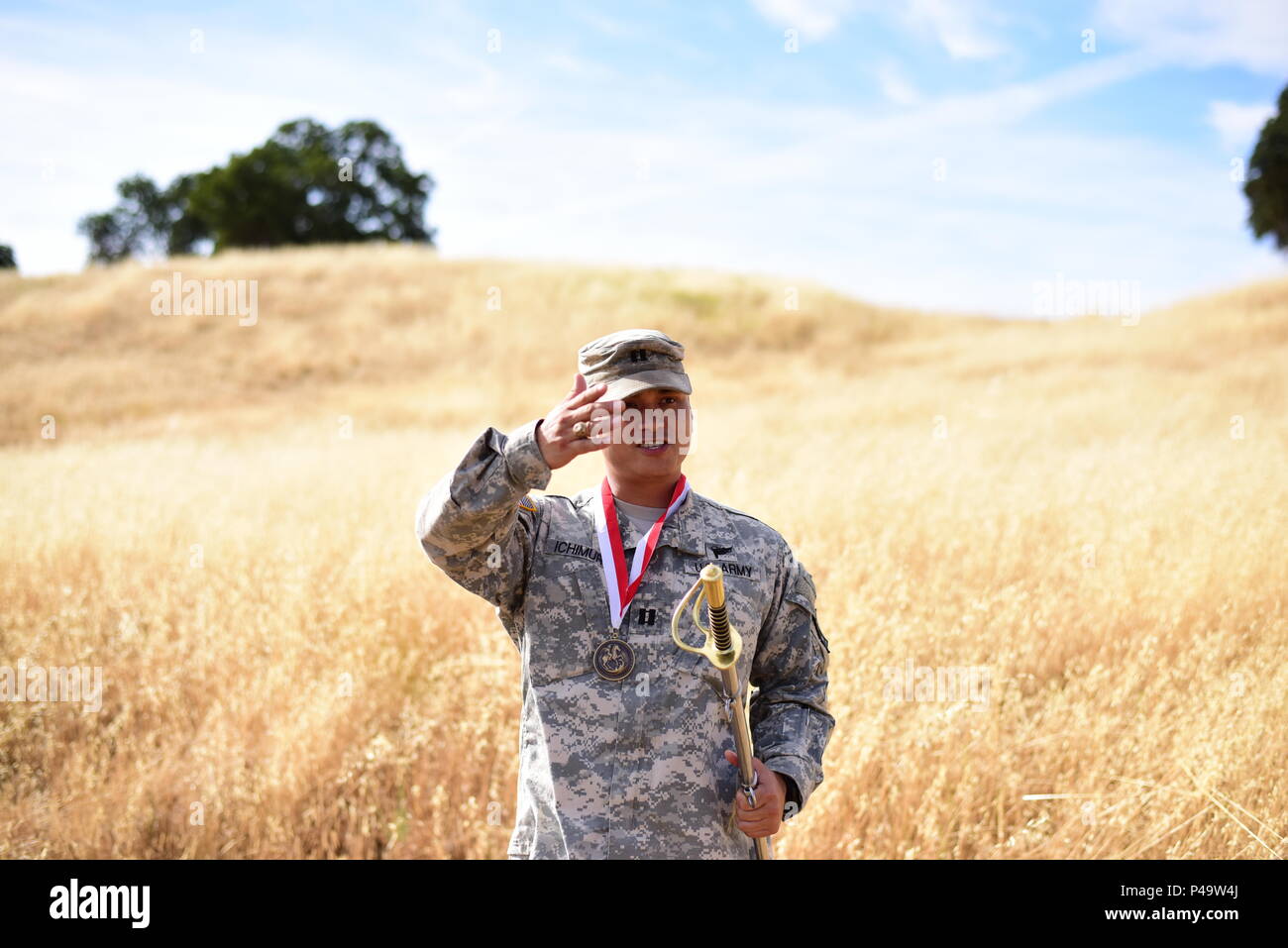 Kapitän Kealiihoouluahui Ichimura von Kavallerie 299th Regiment, Oklahoma Army National Guard Adressen seiner Kameraden nach Erhalt der Ritterschaft in der Reihenfolge des Heiligen Georg silber Medaillon für einen ehrenwerten Tour mit seiner Einheit während der Exportierbaren Combat Training Capacity Programm Juni 18 am Fort Hunter Liggett, Kalifornien. Seit 1986 haben die Vereinigten Staaten Rüstung Verein gegründet, um der Frau Abgeordneten von Saint George das sehr beste Tanker und Kavalleristen unter seinen Mitgliedern zu erkennen. XCTC konzentriert sich auf Komplett Instrumental- und realistische gemeinsame Aus- und Fortbildung Platoon & Unternehmensebene tra zu zertifizieren Stockfoto