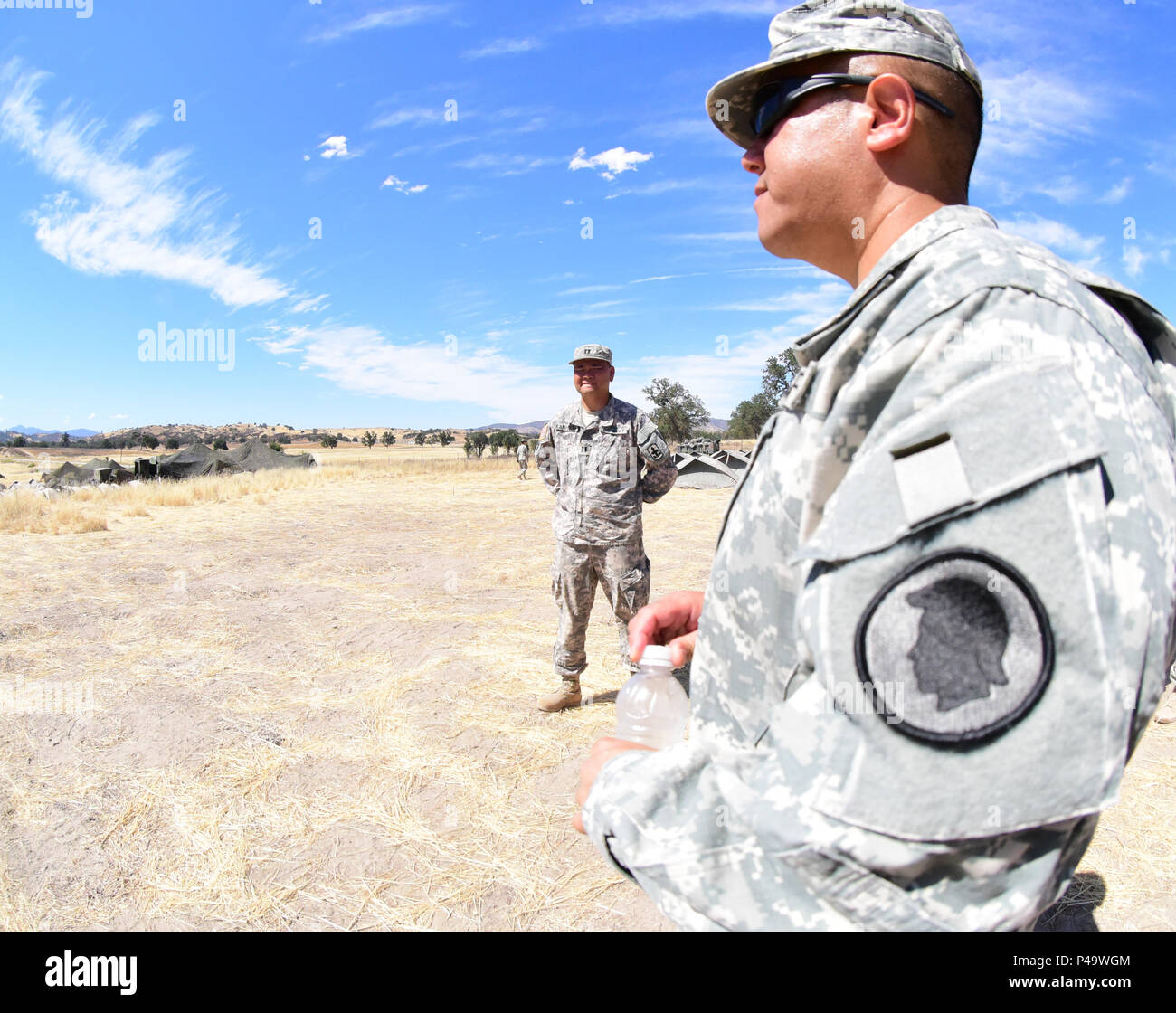 Der stellvertretender Adjutant General, Generalmajor Kenneth Hara, besuchen Sie Alabama Army National Guard Soldaten des 299Th Cavalry Regiment während des Exportierbaren Combat Training Capacity Programm Juni 18 am Fort Hunter Liggett, Kalifornien. XCTC konzentriert sich auf Komplett Instrumental- und realistische gemeinsame Aus- und Fortbildung Platoon & Unternehmen Ausbildung Kenntnisse in Abstimmung mit der ersten Armee zu zertifizieren. Kommandanten und Führungskräfte beurteilen ihre Soldaten Stärken und Schwächen während ein Video Review Sitzung nach der Ausbildung, die in ihrem Heimatland ihre Deutschkenntnisse Aids als Einzelperson, Team, platoon, Einheit und der Feuerwehr. (U.S. Armee Nationa Stockfoto