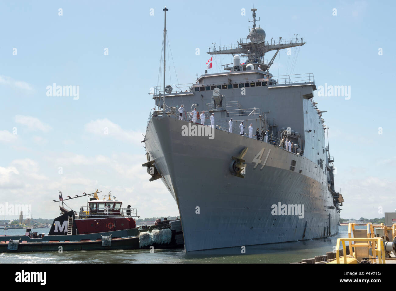 160625-N-JO 245-023 Virginia Beach, Virginia (25. Juni 2016) Das dock Landung Schiff USS Langley (LSD 41) fährt Gemeinsame Expeditionary Base wenig Creek-Fort Geschichte als Teil der Wasp Amphibious Ready Gruppe (WSP ARG) Einsatz zur Unterstuetzung der Maritime Security Operations und Theater Sicherheit Zusammenarbeit in den USA am 5. und 6 Flotte Verantwortungsbereiche. WSP ARG umfasst amphibischen Squadron 6, USS Wasp (LL 1), USS San Antonio (LPD 17), USS Langley (LSD 41) und dem 22 Marine Expeditionary Unit (MEU). (U.S. Marine Foto von Mass Communication Specialist 2. Klasse Justin Yarboroug Stockfoto