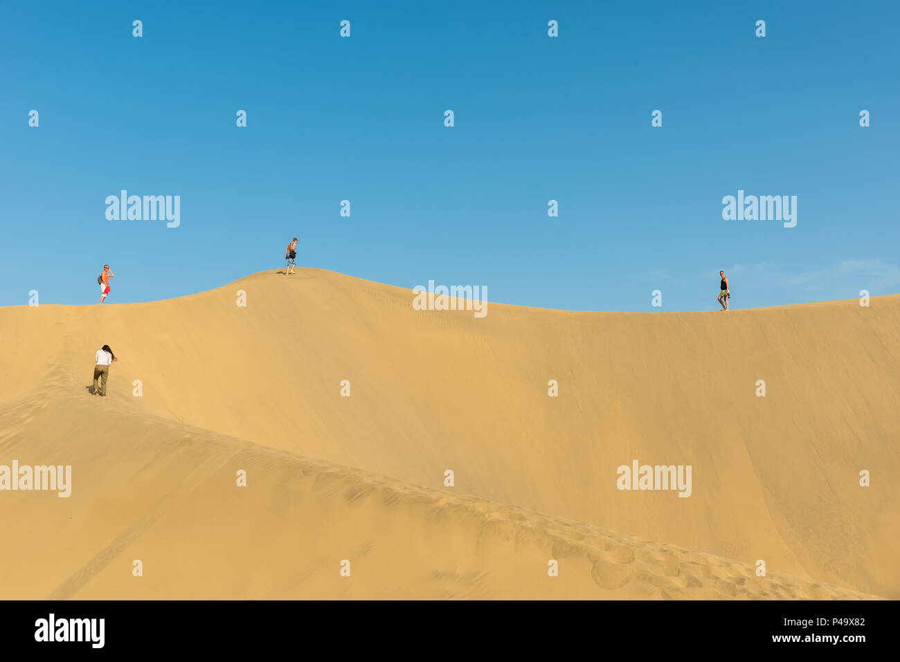 Menschen zu Fuß durch die Wüste Stockfoto
