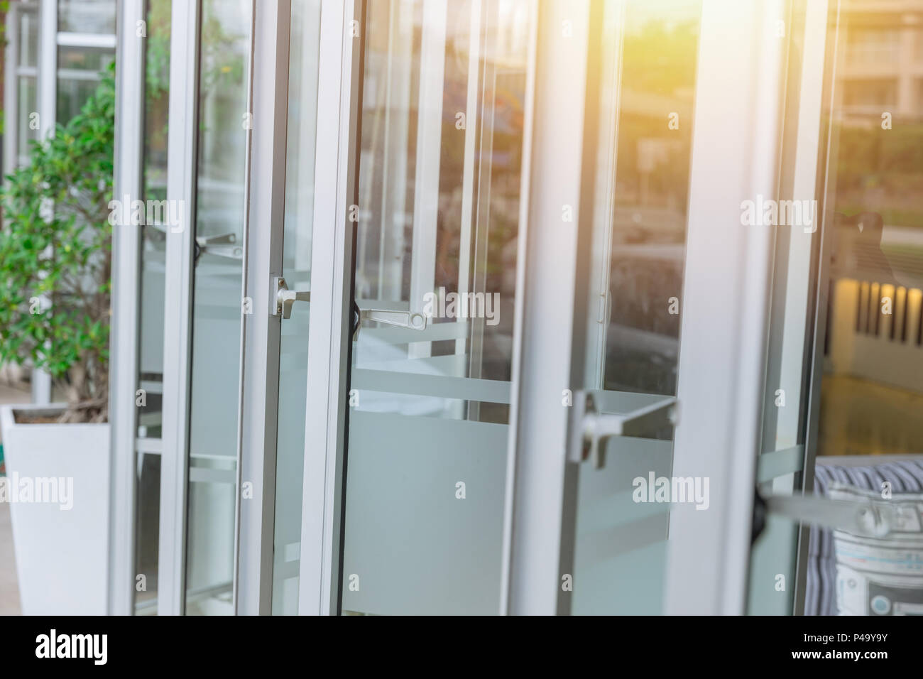 Home Gebäude Living lifestyle Konzept. öffnen Fenster heiße Luft lüften in der Sommersaison. Stockfoto