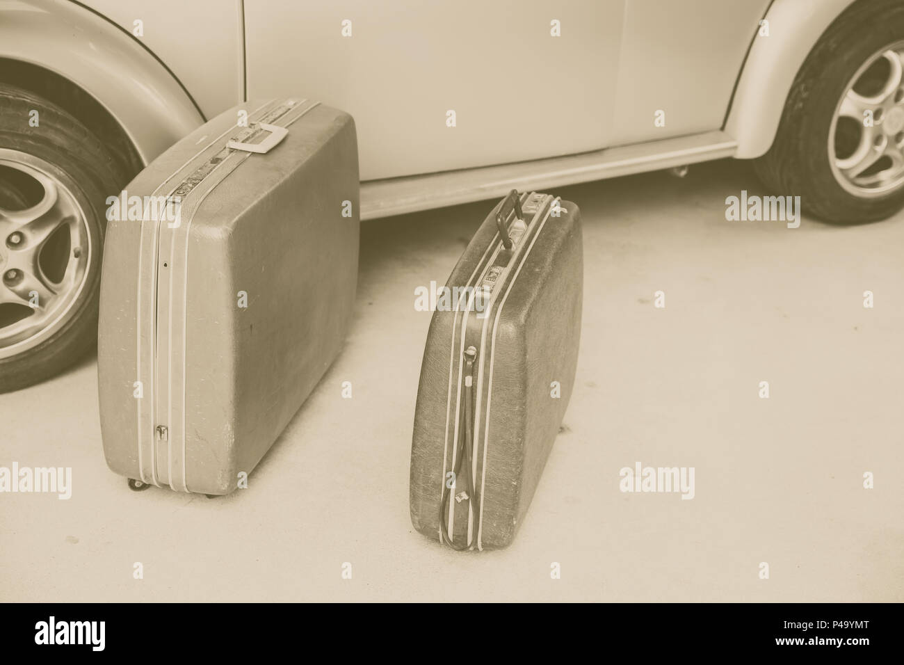 Retro Urlaub Reisen rund um die Welt Konzept, alte Gepäck oder Gepäck für Touren mit Platz für Text vorbereiten. Stockfoto