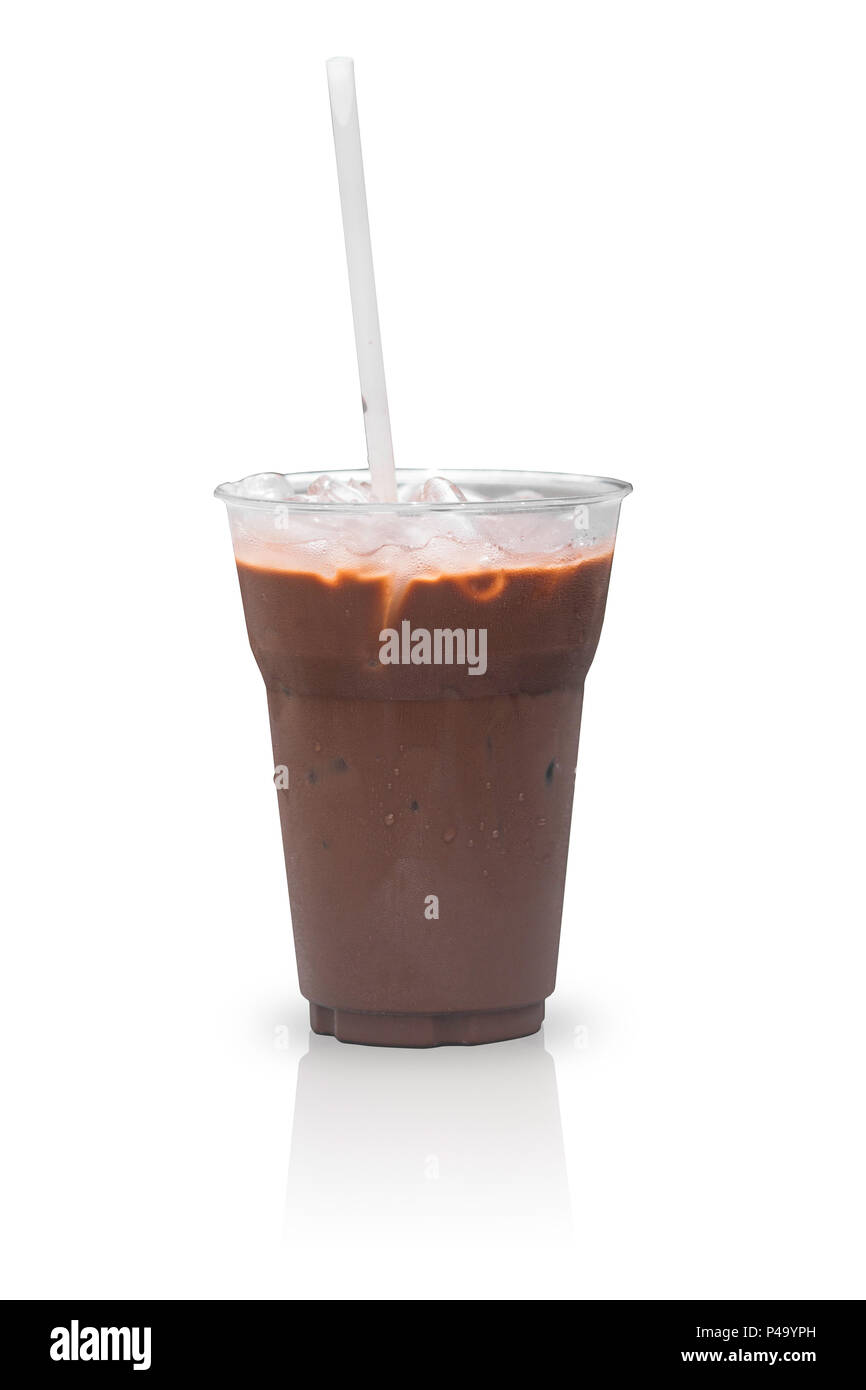 Eiskaffee oder mokka Tasse auf weißem Hintergrund mit Freistellungspfad Stockfoto