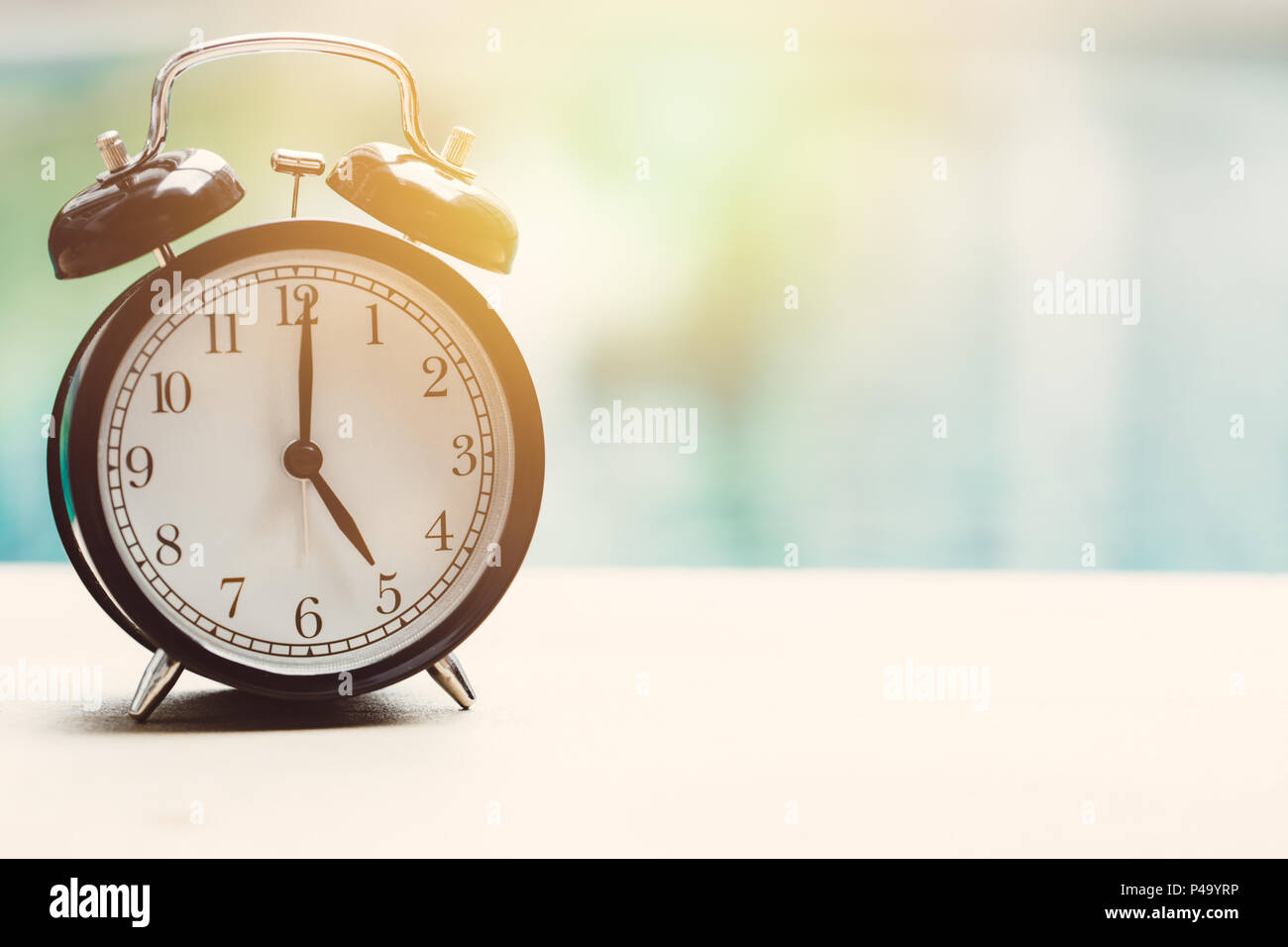 5 o'clock retro Clock am Swimmingpool Outdoor Urlaub Zeit Zeit Konzept entspannen. Stockfoto